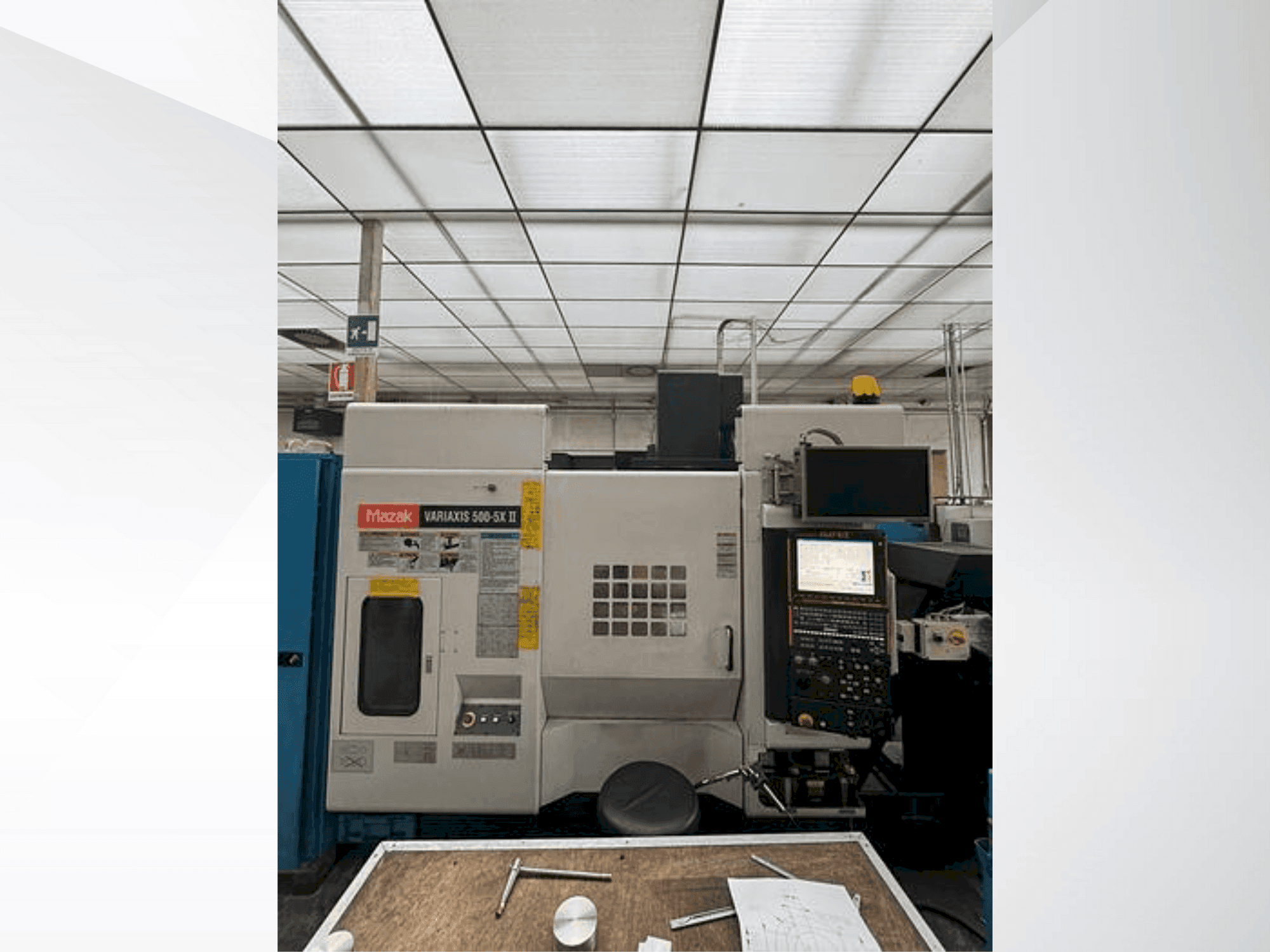 Vue de face de la machine Mazak Variaxis 500-5X II