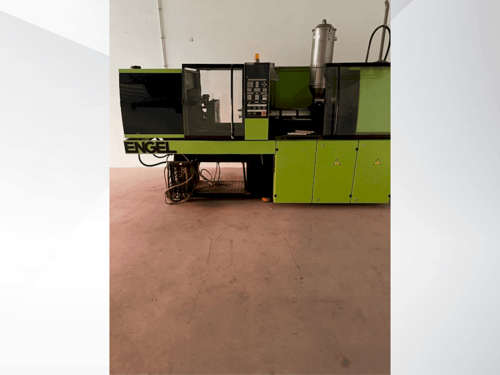 Vue de face de la machine Engel ES200/40 HLS