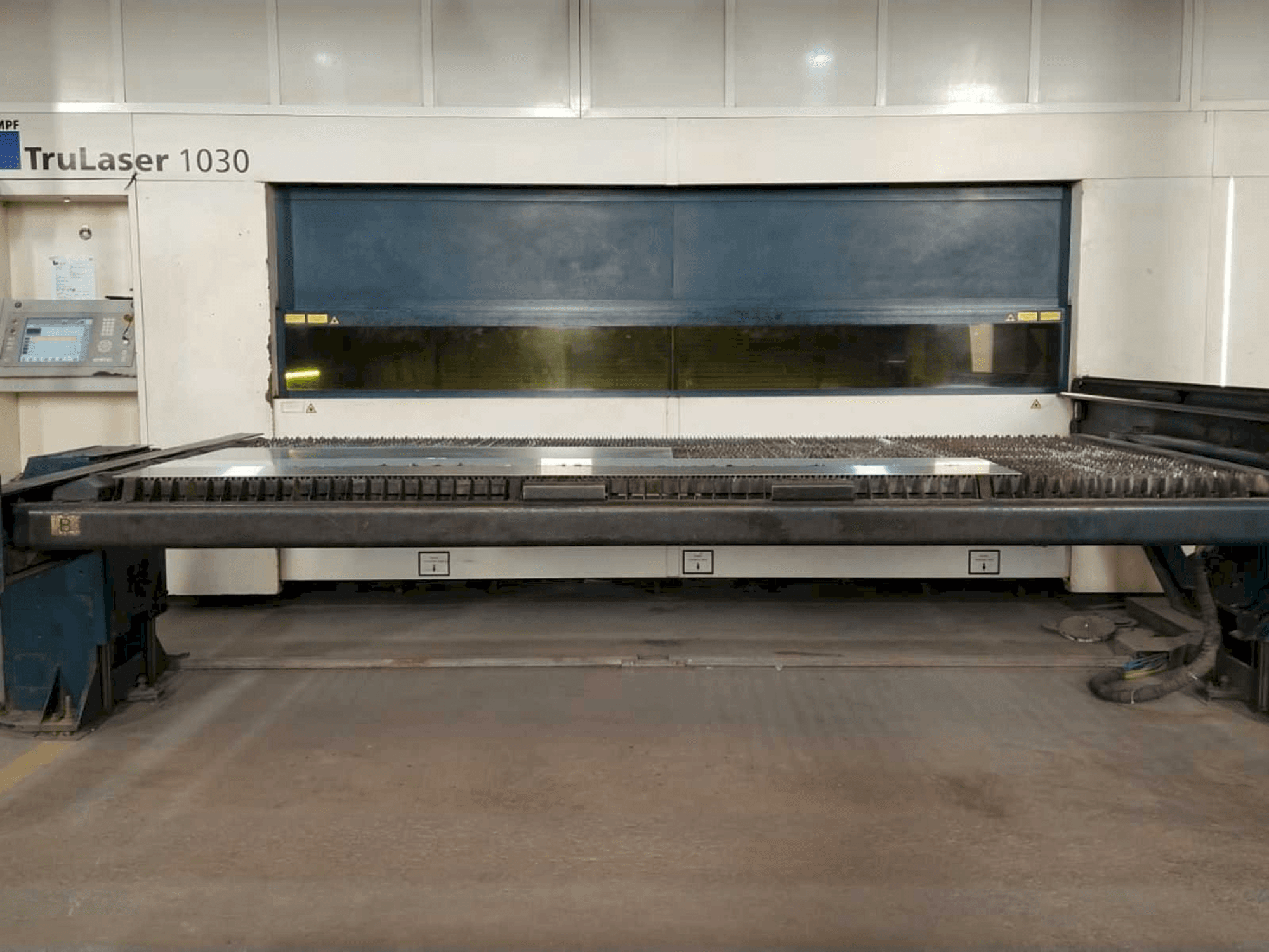 Vue de face de la machine Trumpf True Laser 1030
