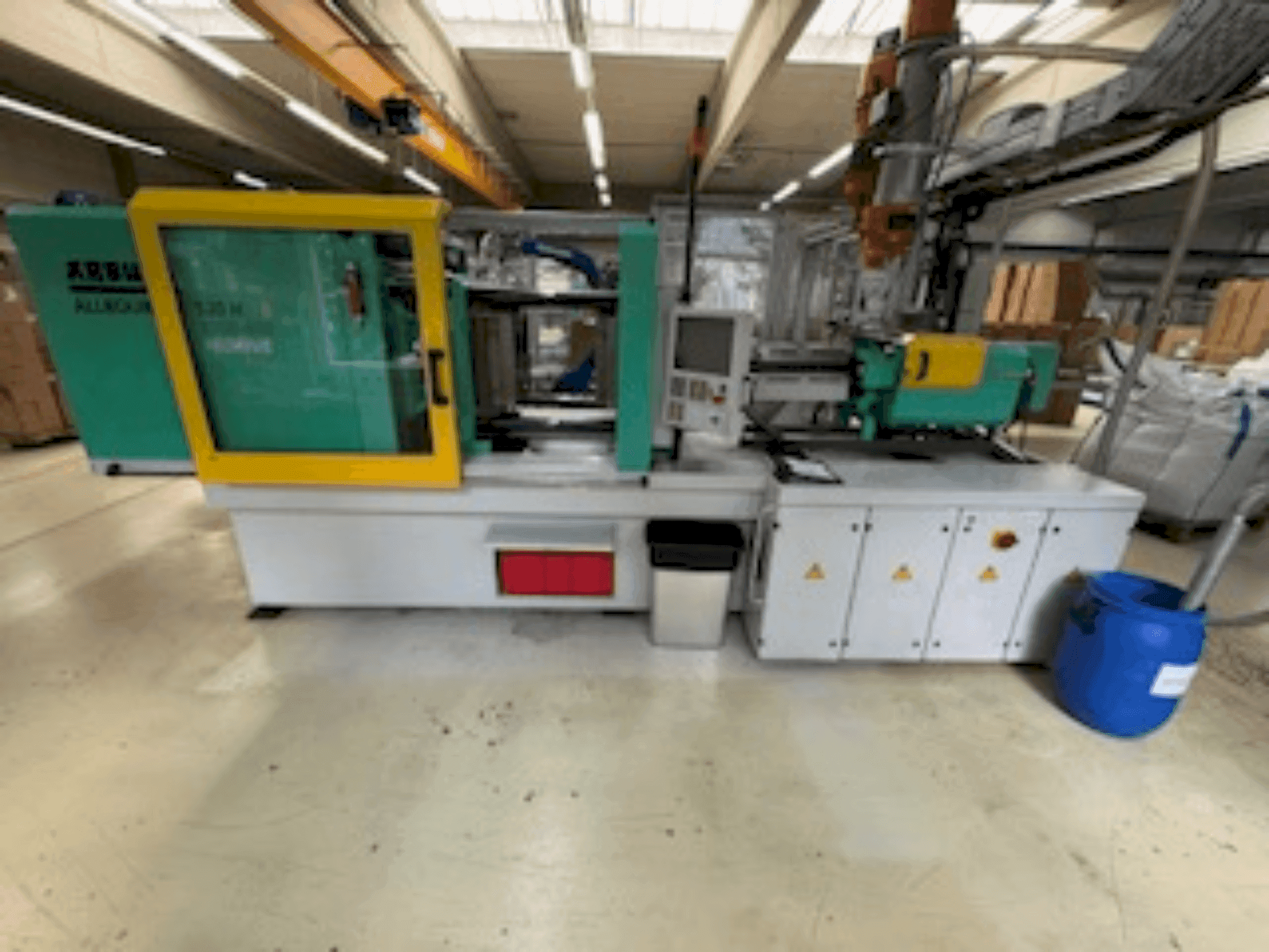 Vue de face de la machine Arburg Allrounder 520H