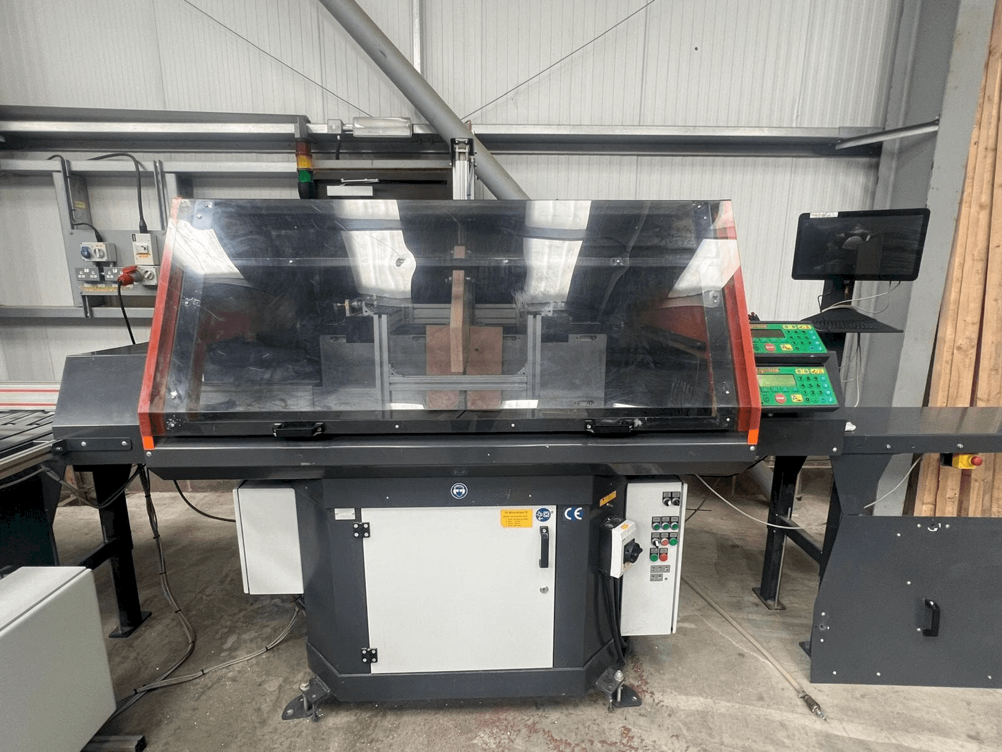 Vue de face de la machine TIGER UKA 600 Cross cut installation
