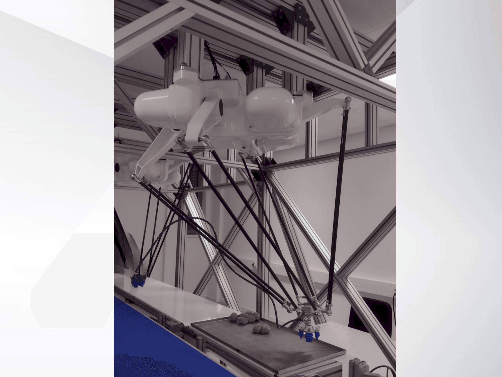 Vue de face de la machine OMRON Quattro 800HS with Platform P30