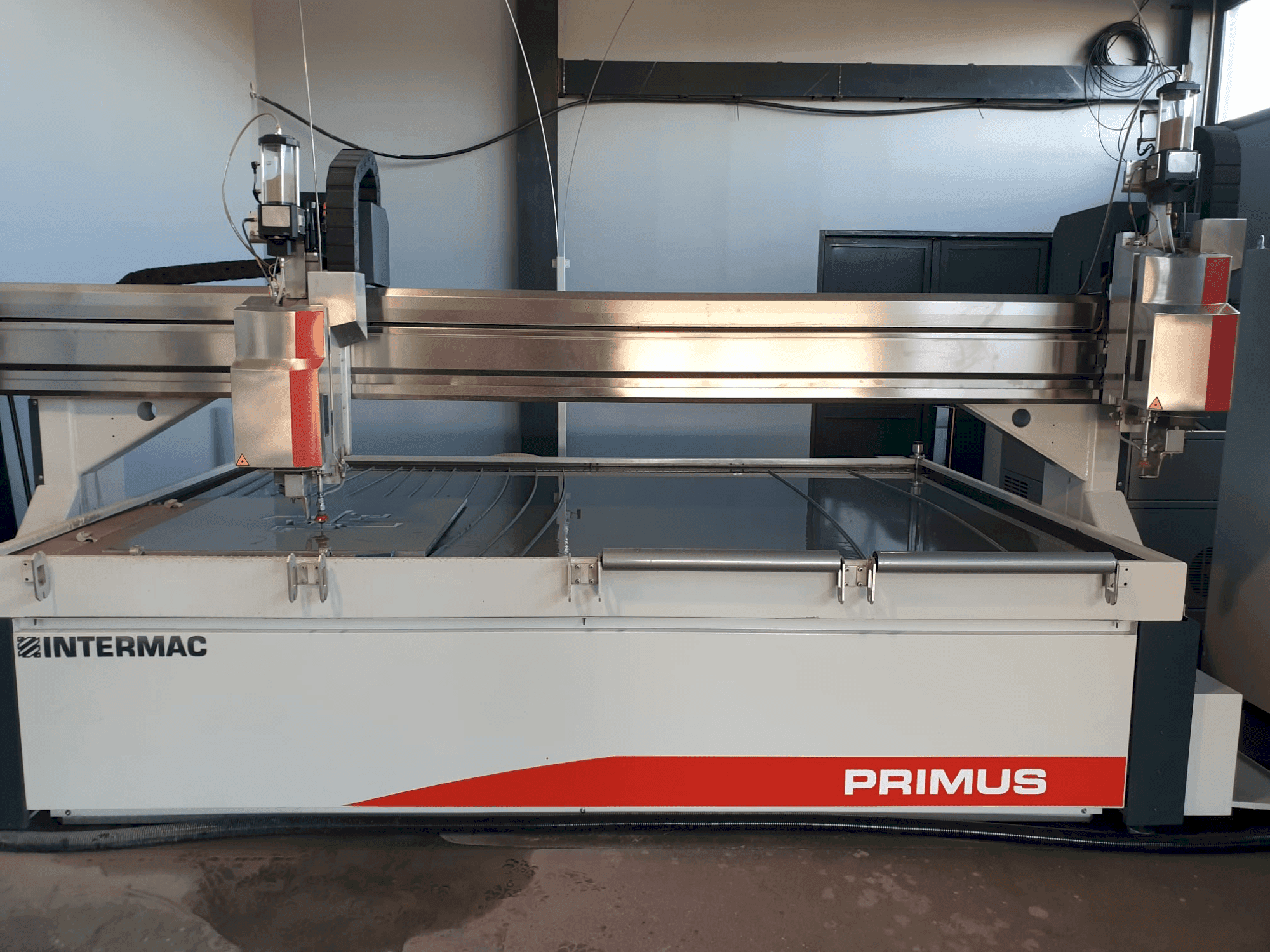 Vue de face de la machine Intermac Primus 322