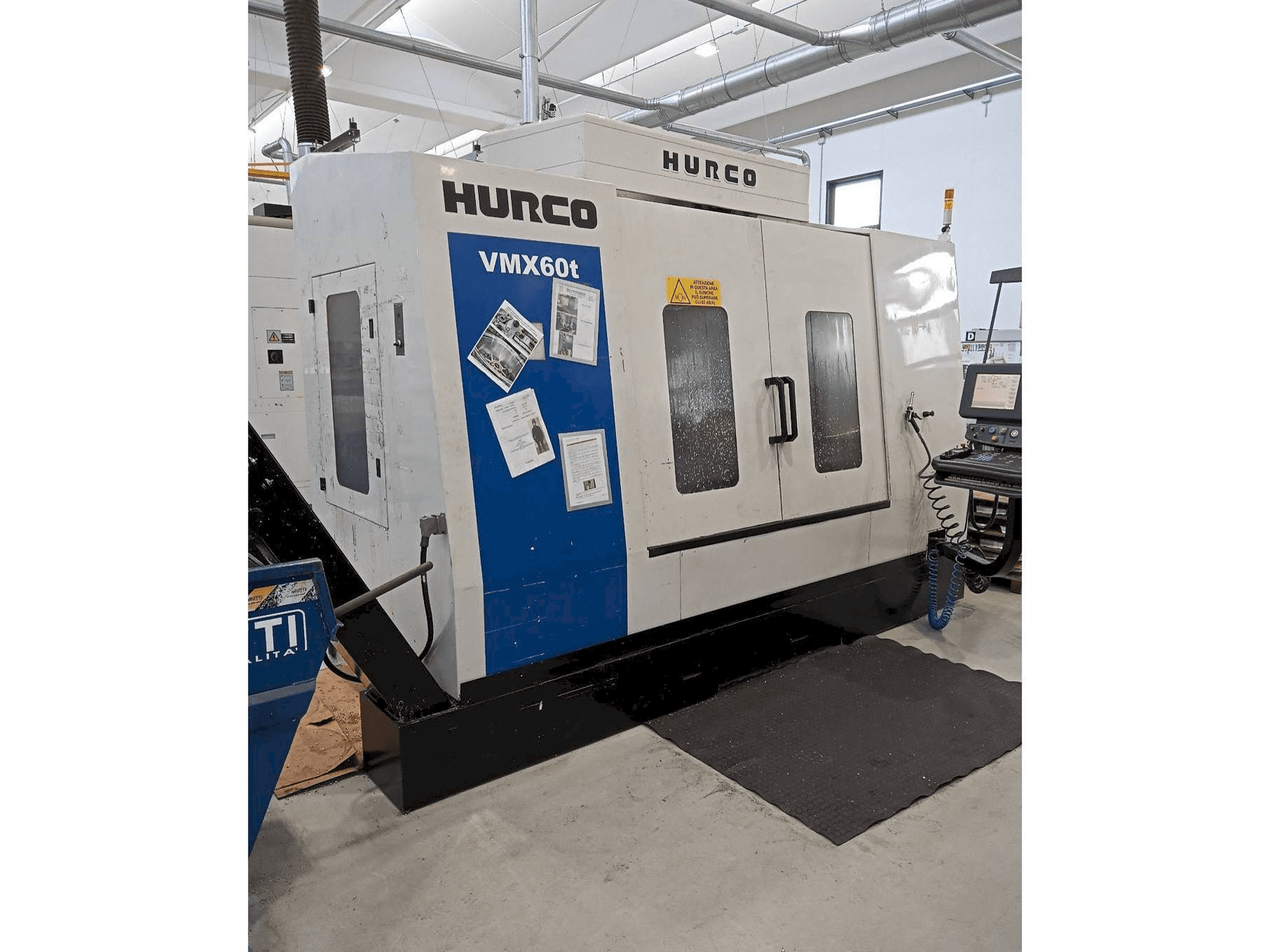 Vue de face de la machine Hurco VMX 60T