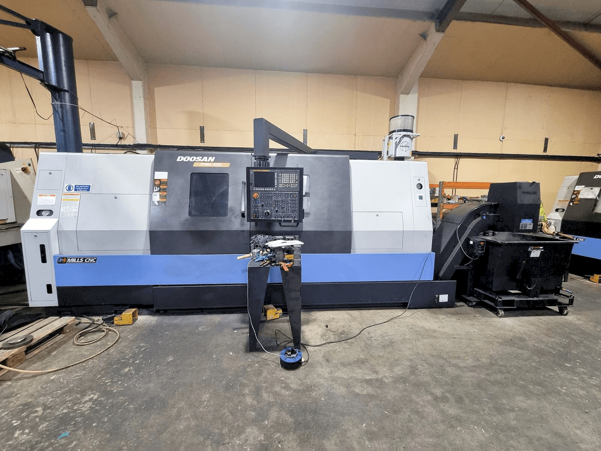 Vue de face de la machine DOOSAN Puma 400LB