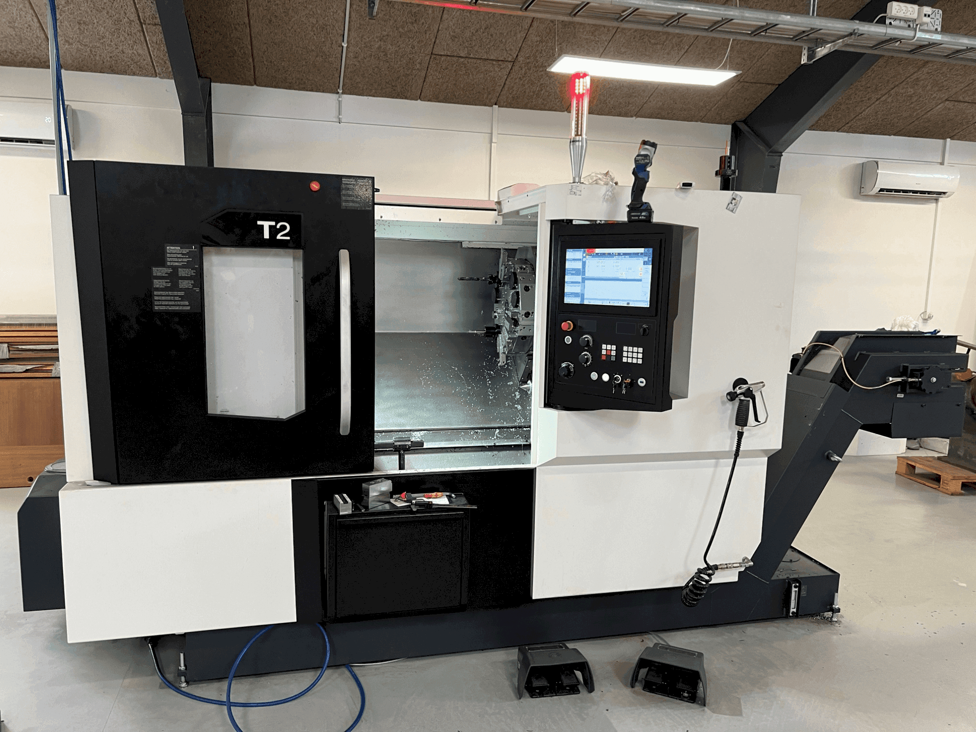 Vue de face de la machine DMG MORI T2