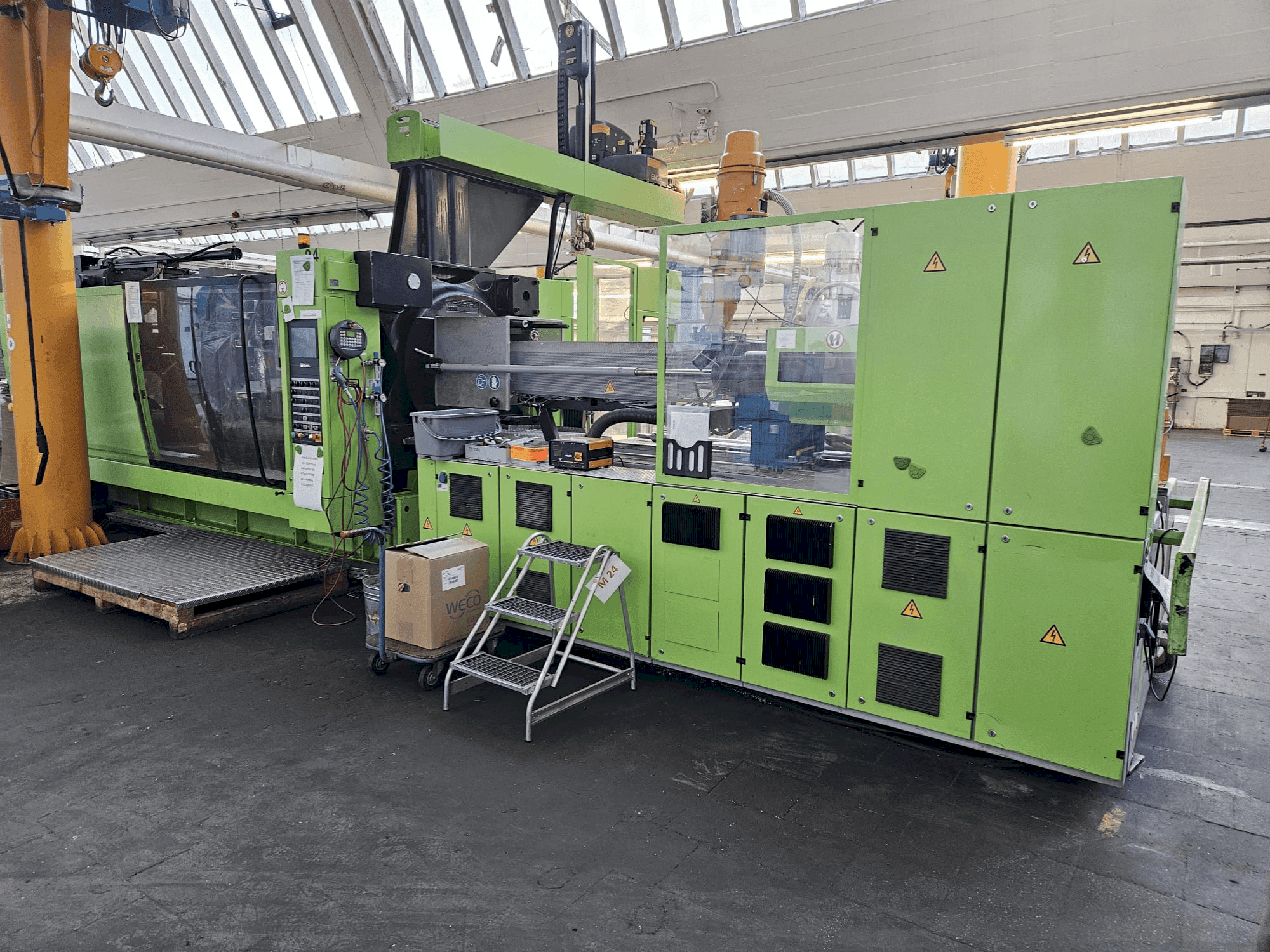 Vue de face de la machine Engel CL 4550/750