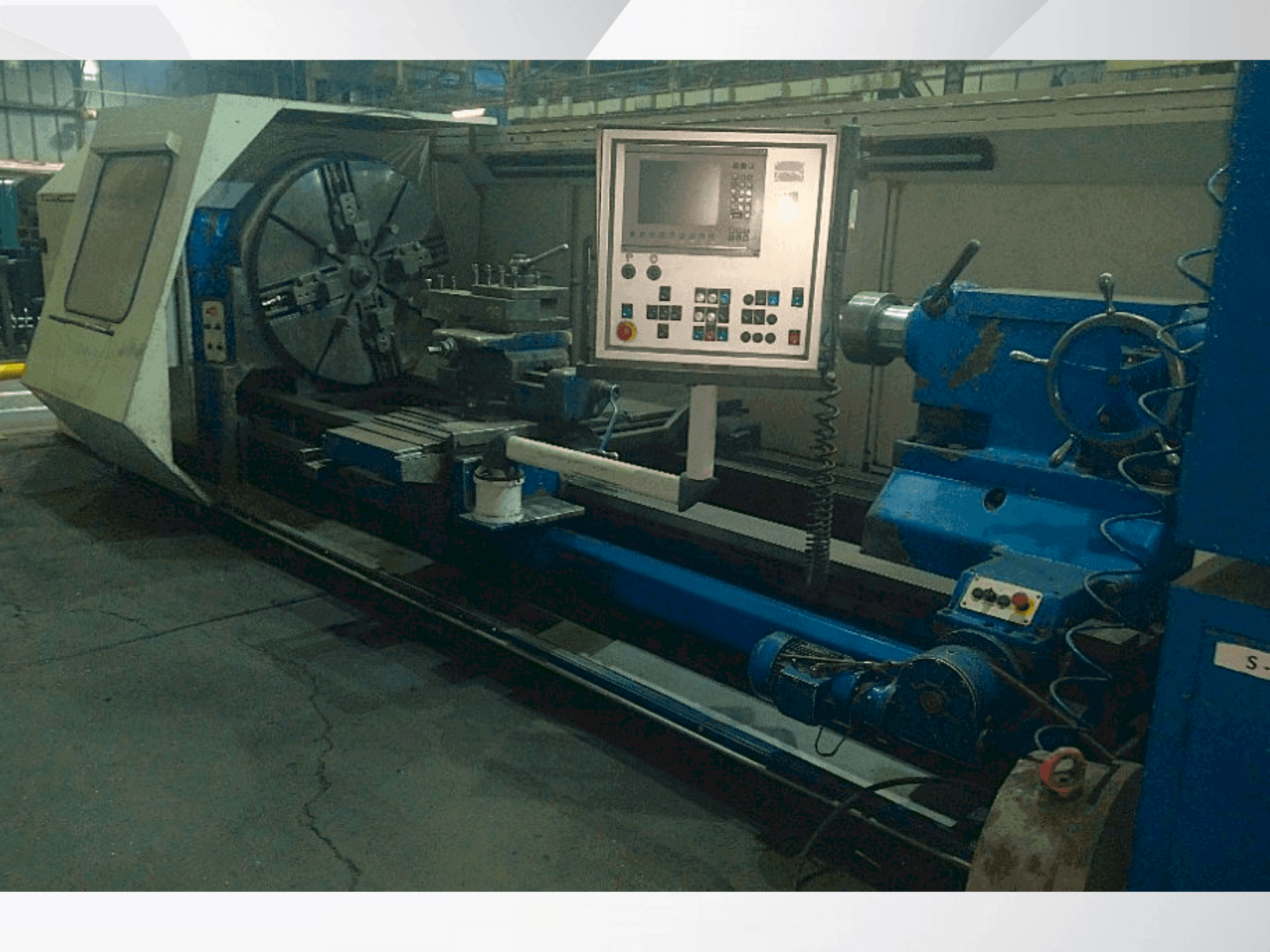 Vue de face de la machine SKODA SRM 125 CNC