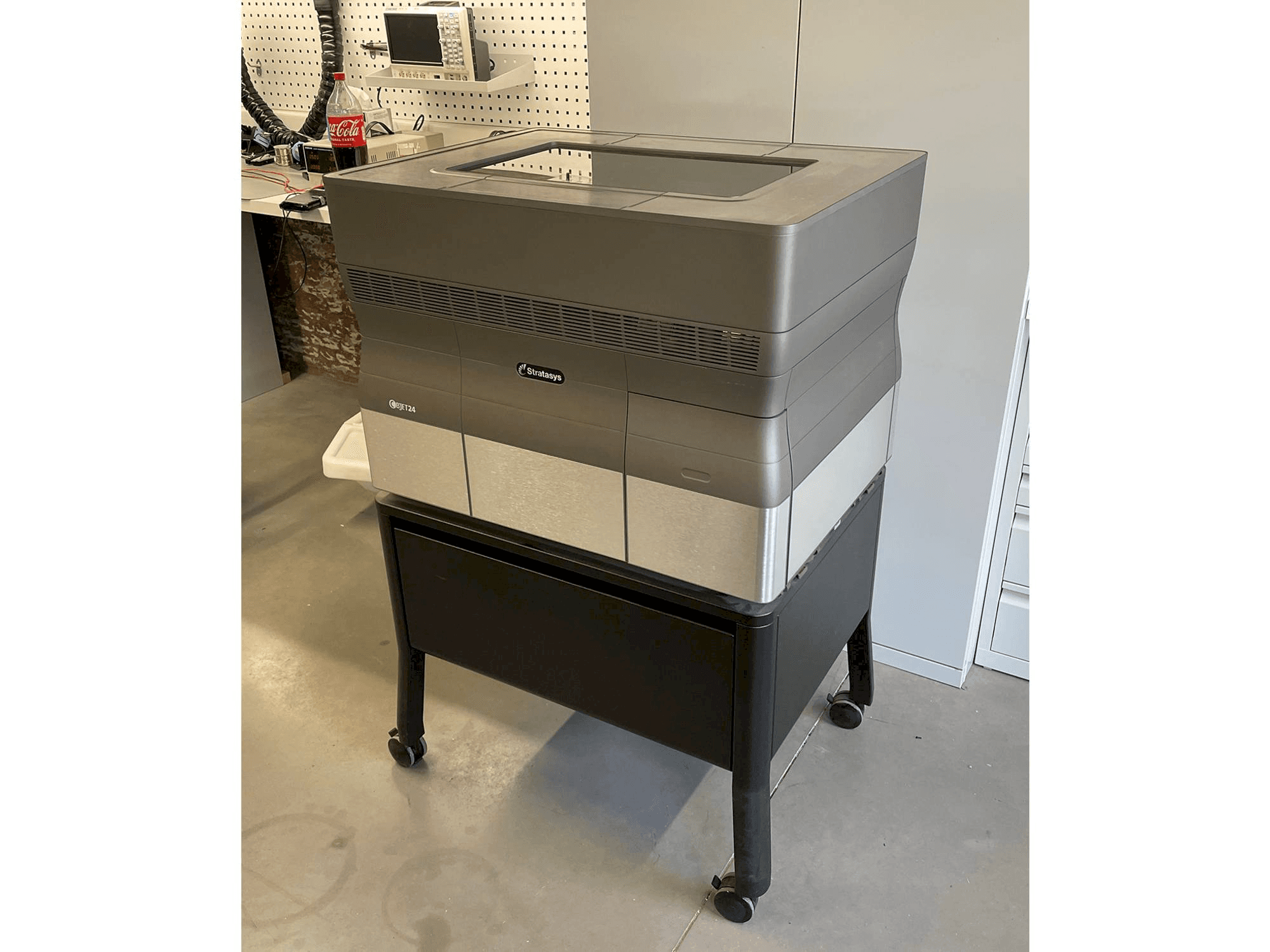 Vue de face de la machine Stratasys Objet24