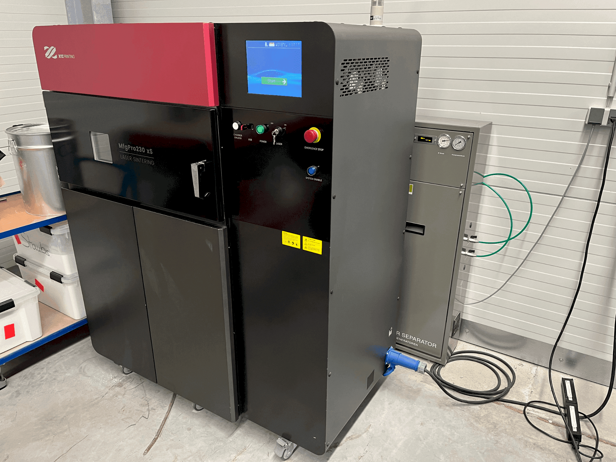 Vue de face de la machine XYZ MfgPro230 xS (2022)