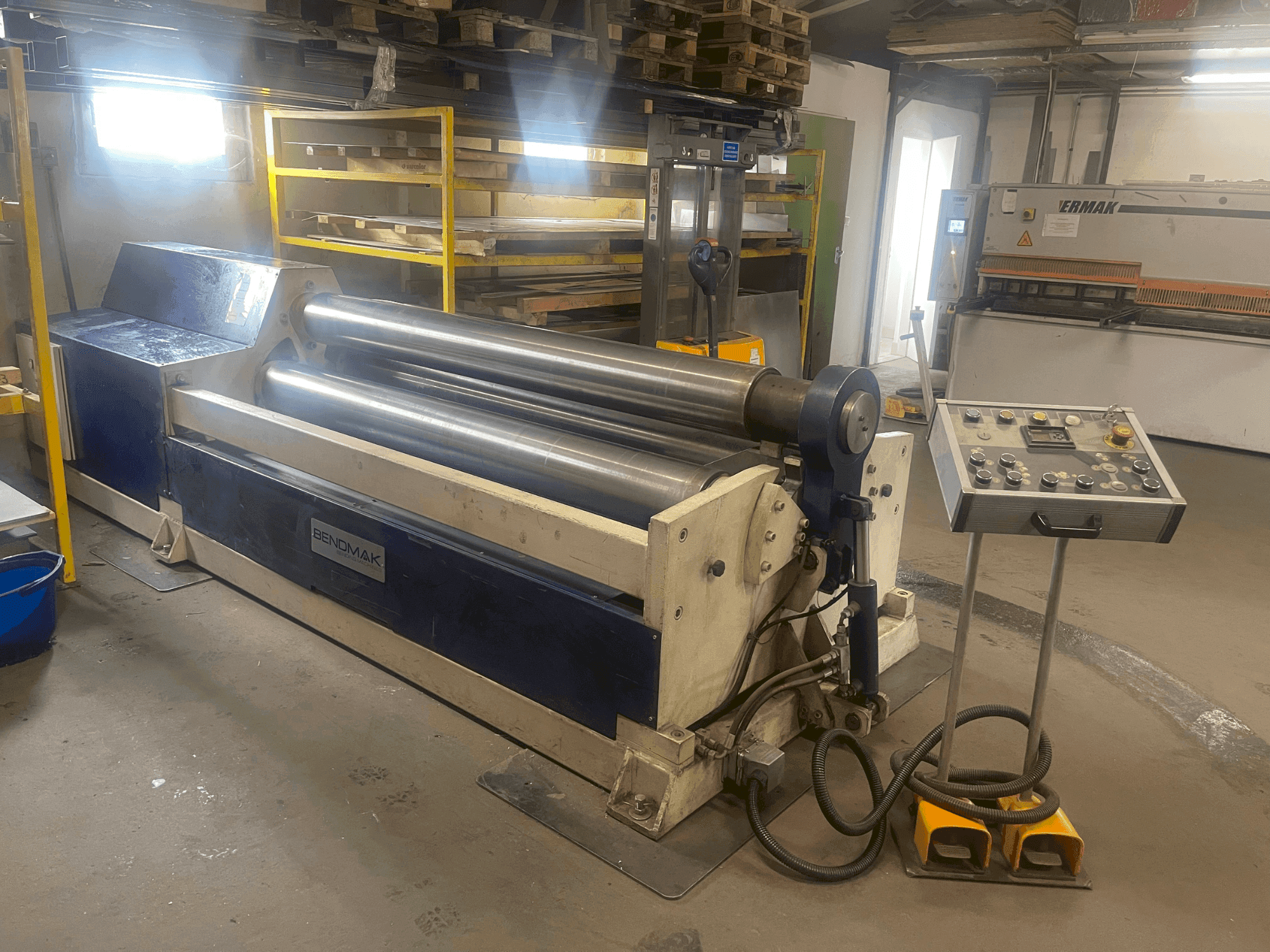 Vue de face de la machine BENDMAK CY3R-HS 20/08