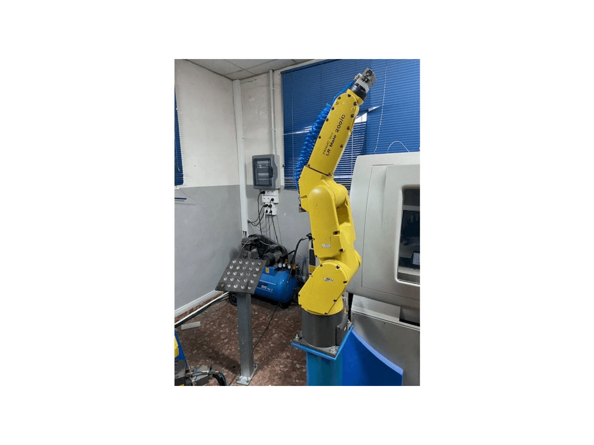 Vue de face de la machine FANUC LR MATE 200 ic