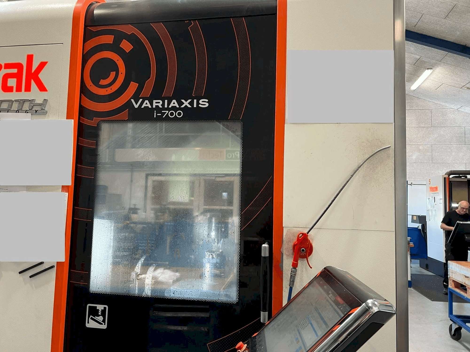 Vue de face de la machine Mazak Variaxis i-700