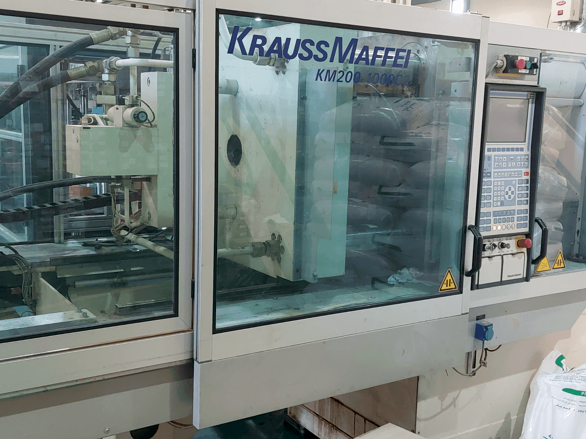 Vue de face de la machine Krauss Maffei 200-1000 C2