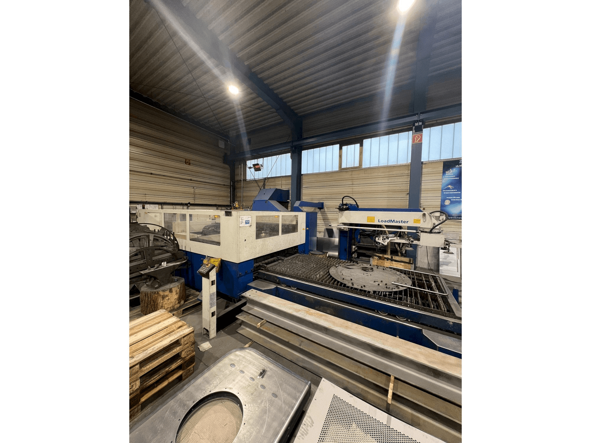 Vue de face de la machine TRUMPF TruLaser 3030
