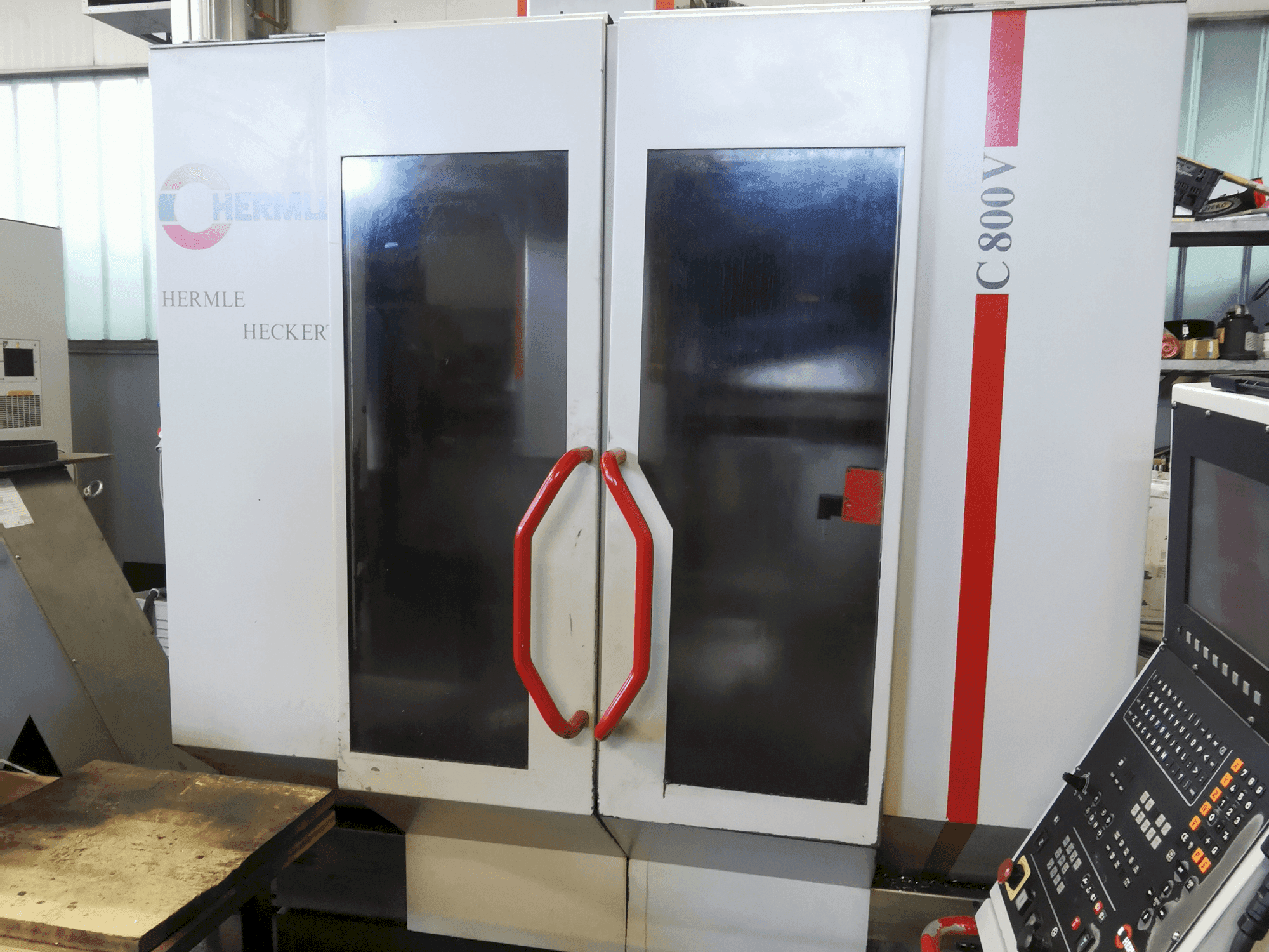 Vue de face de la machine HERMLE C 800 V