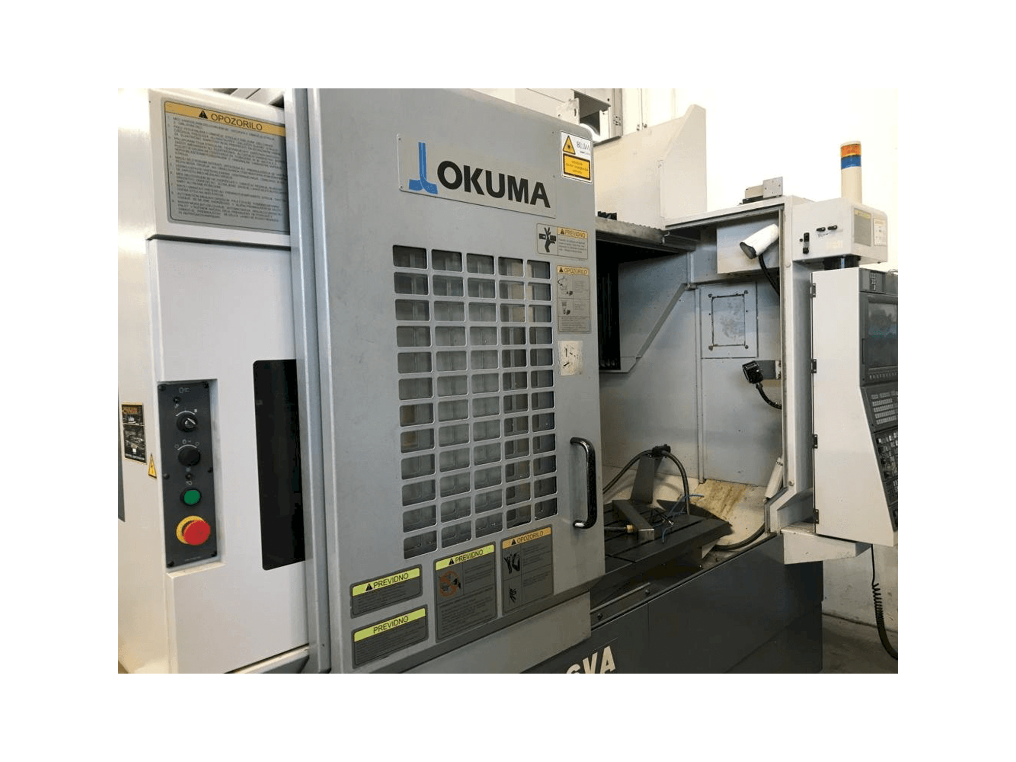 Vue de face de la machine Okuma MB 56 VA