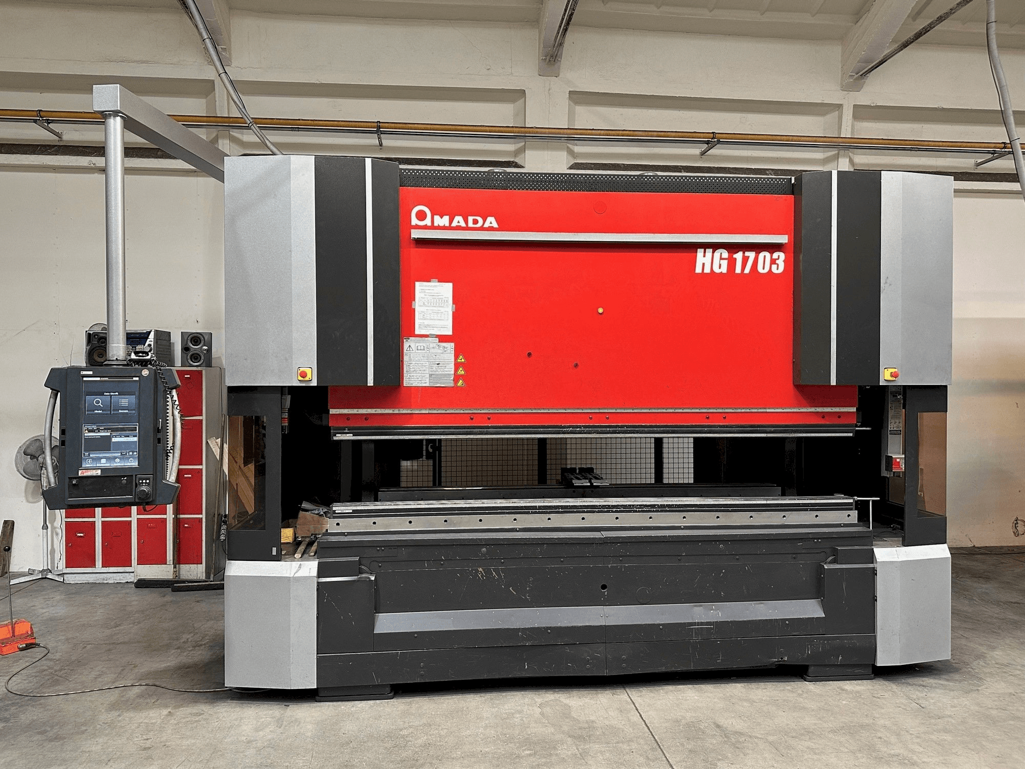Vue de face de la machine AMADA HG-1703
