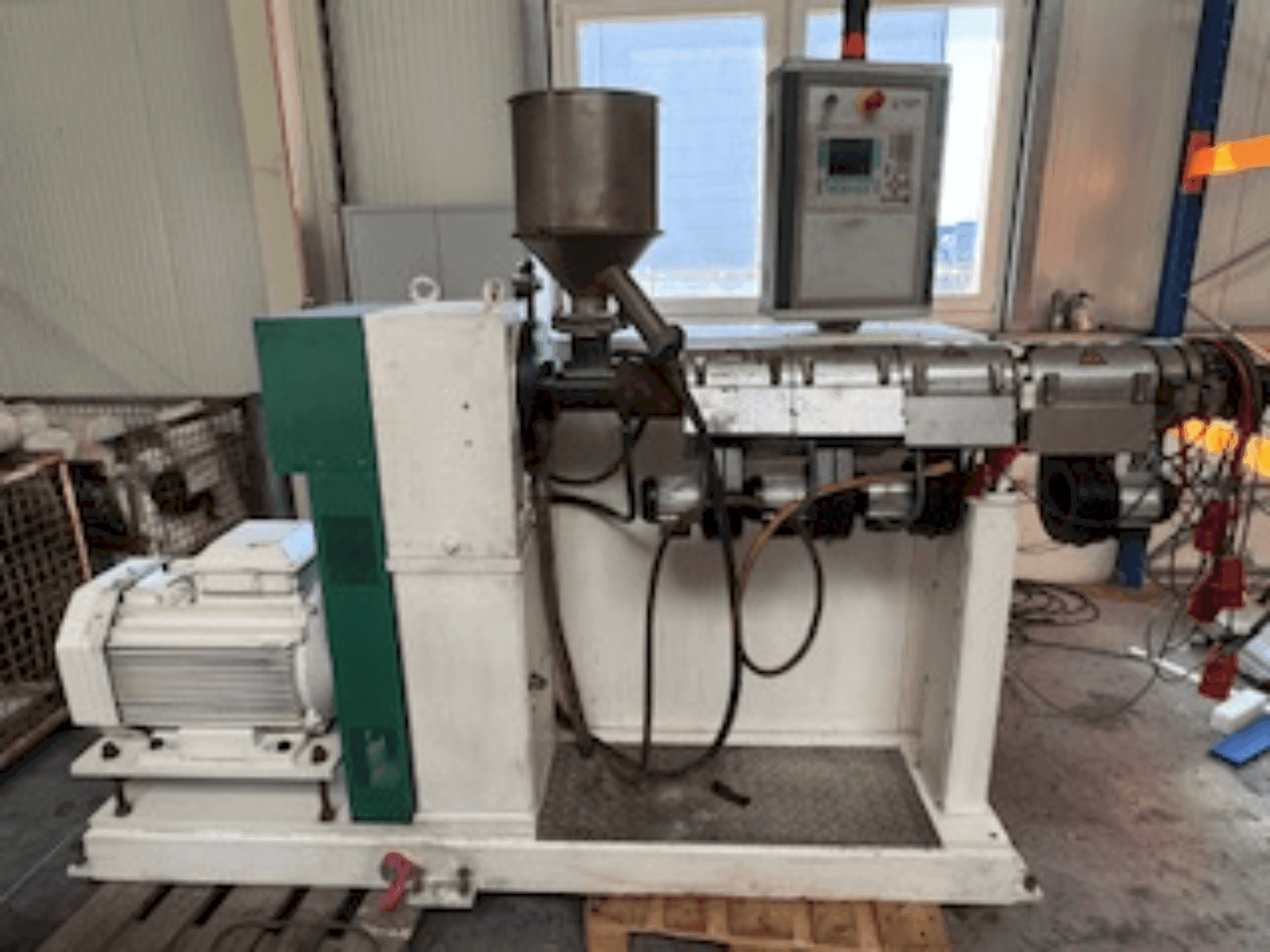 Vue de face de la machine KUHNE KS45-24D