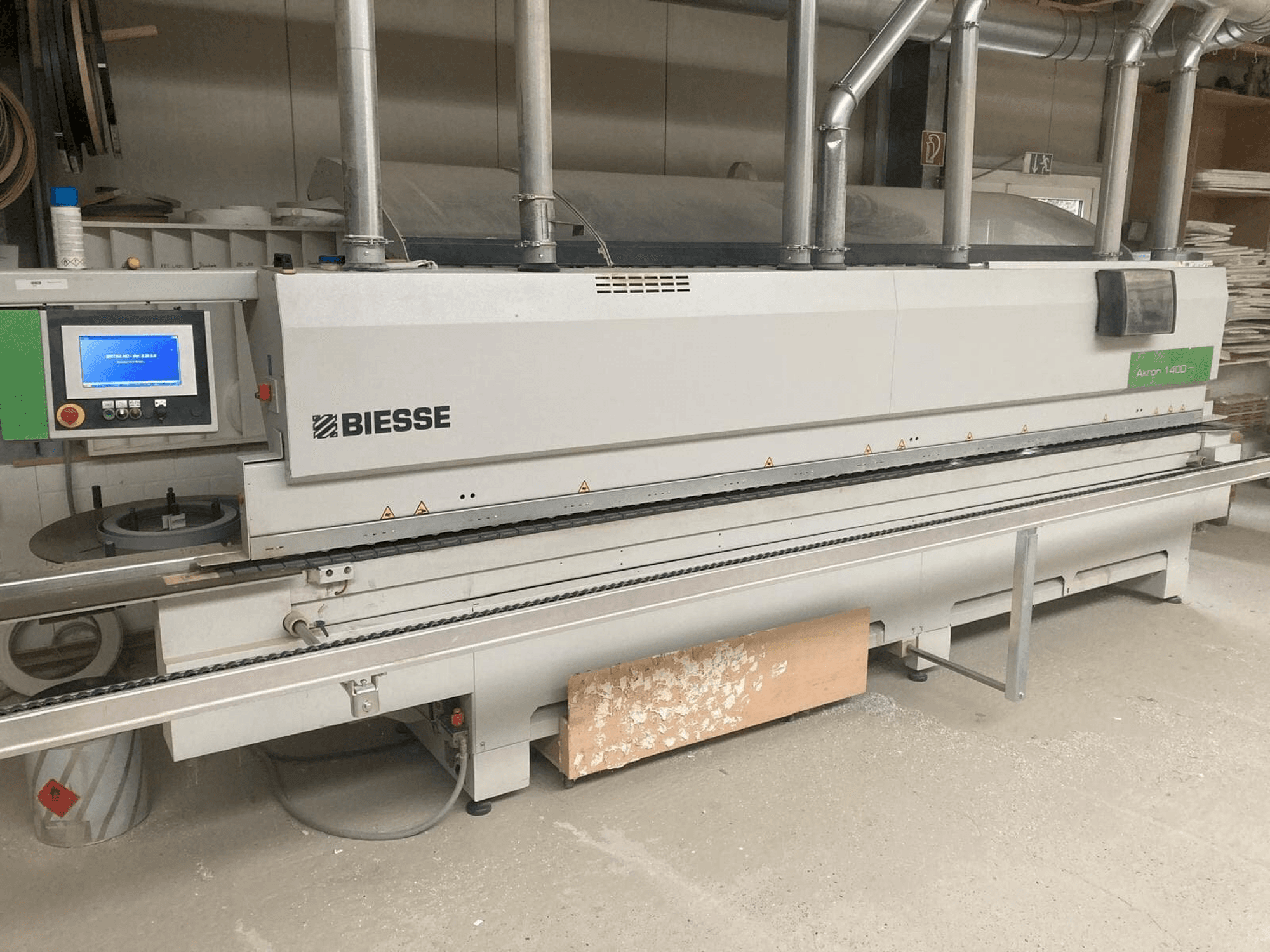 Vue de face de la machine BIESSE AKRON 1440