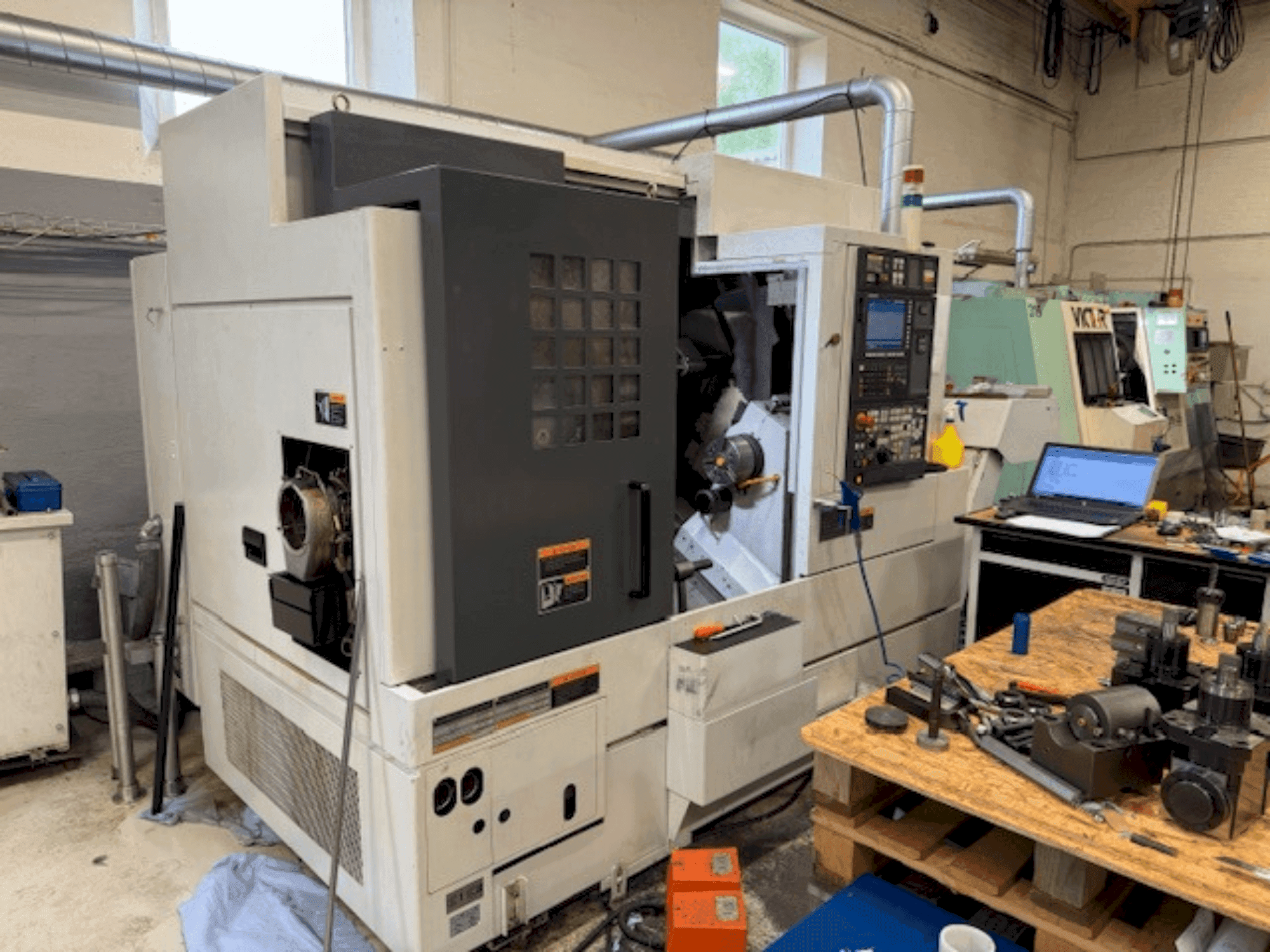 Vue de face de la machine MORI SEIKI NL 2000 SY/500