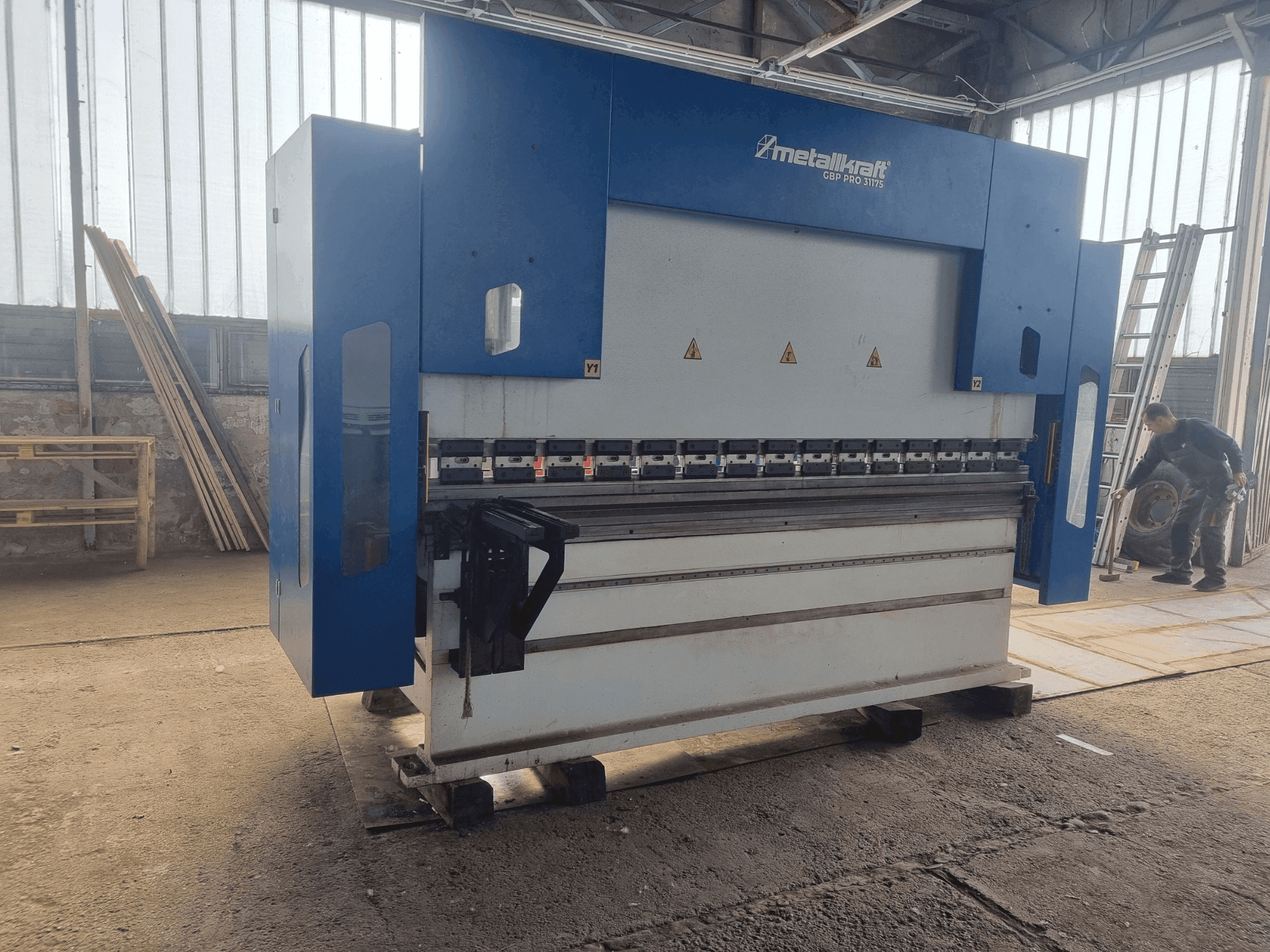 Vue de face de la machine Metallkraft GBP 31175