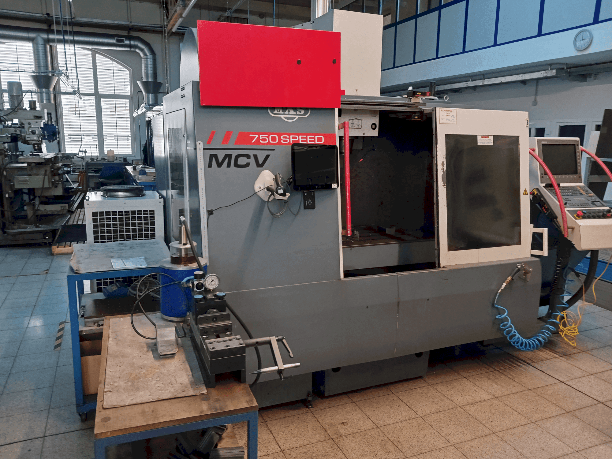 Vue de face de la machine KOVOSVIT MAS MCV 750 Speed