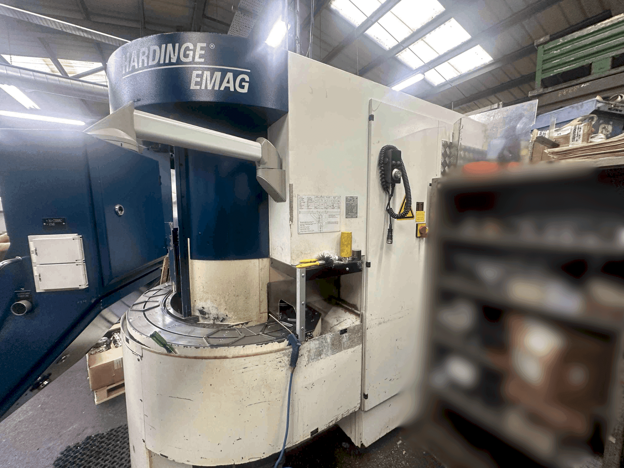 Vue de face de la machine Hardinge Emag VL-3