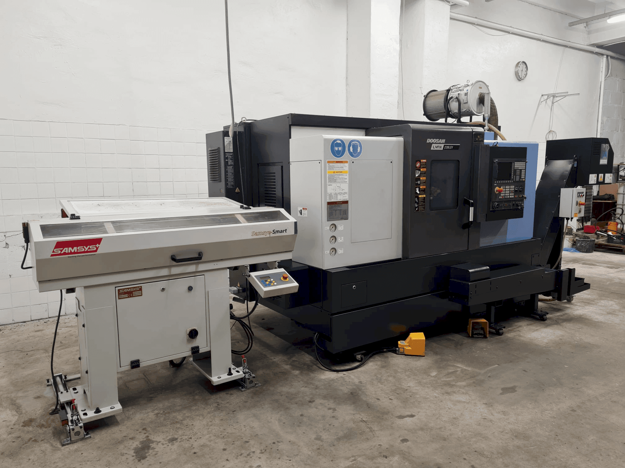 Vue de face de la machine DOOSAN LYNX 220 LSYC