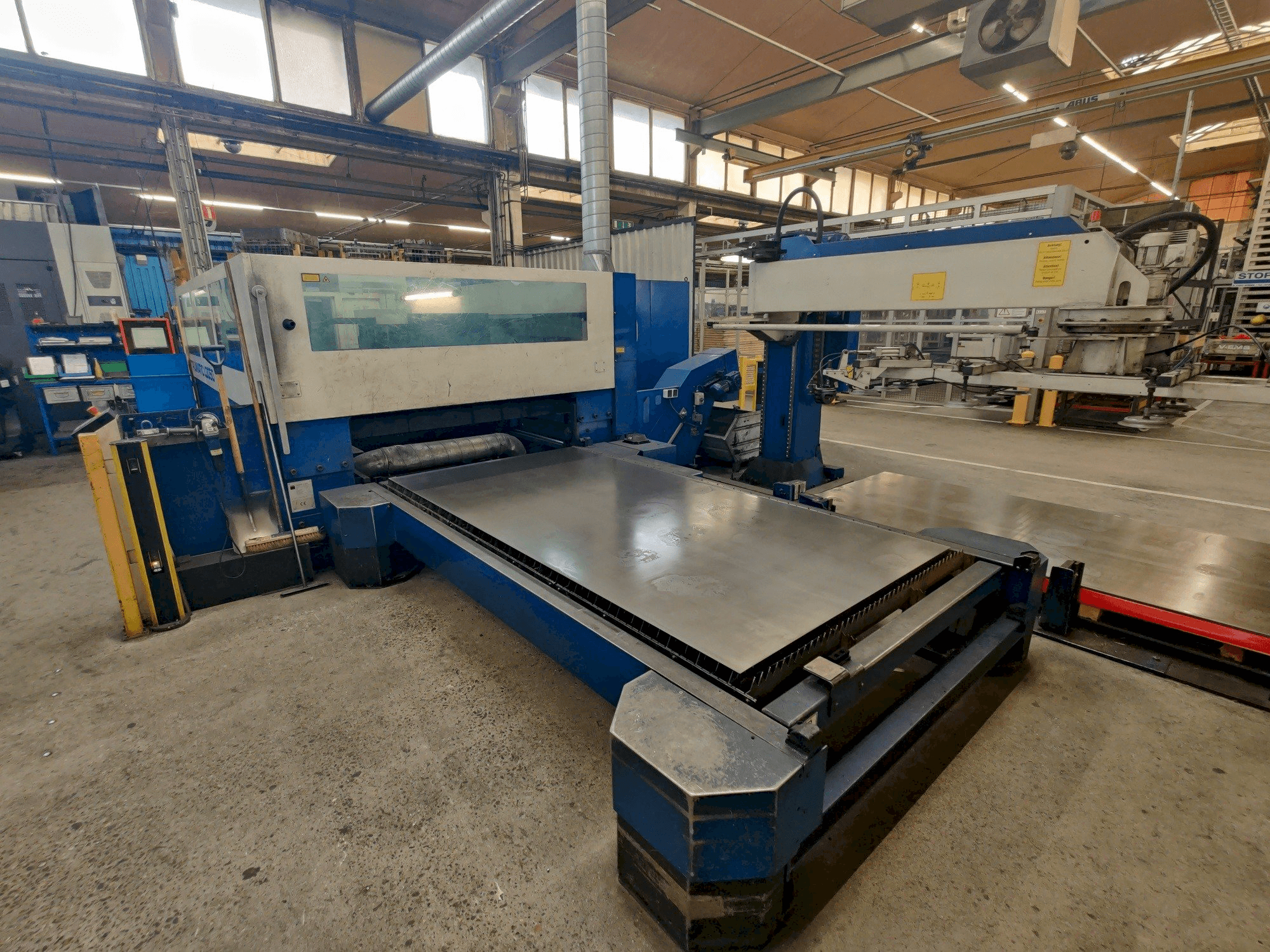 Vue de face de la machine Trumpf Trumatic L3050