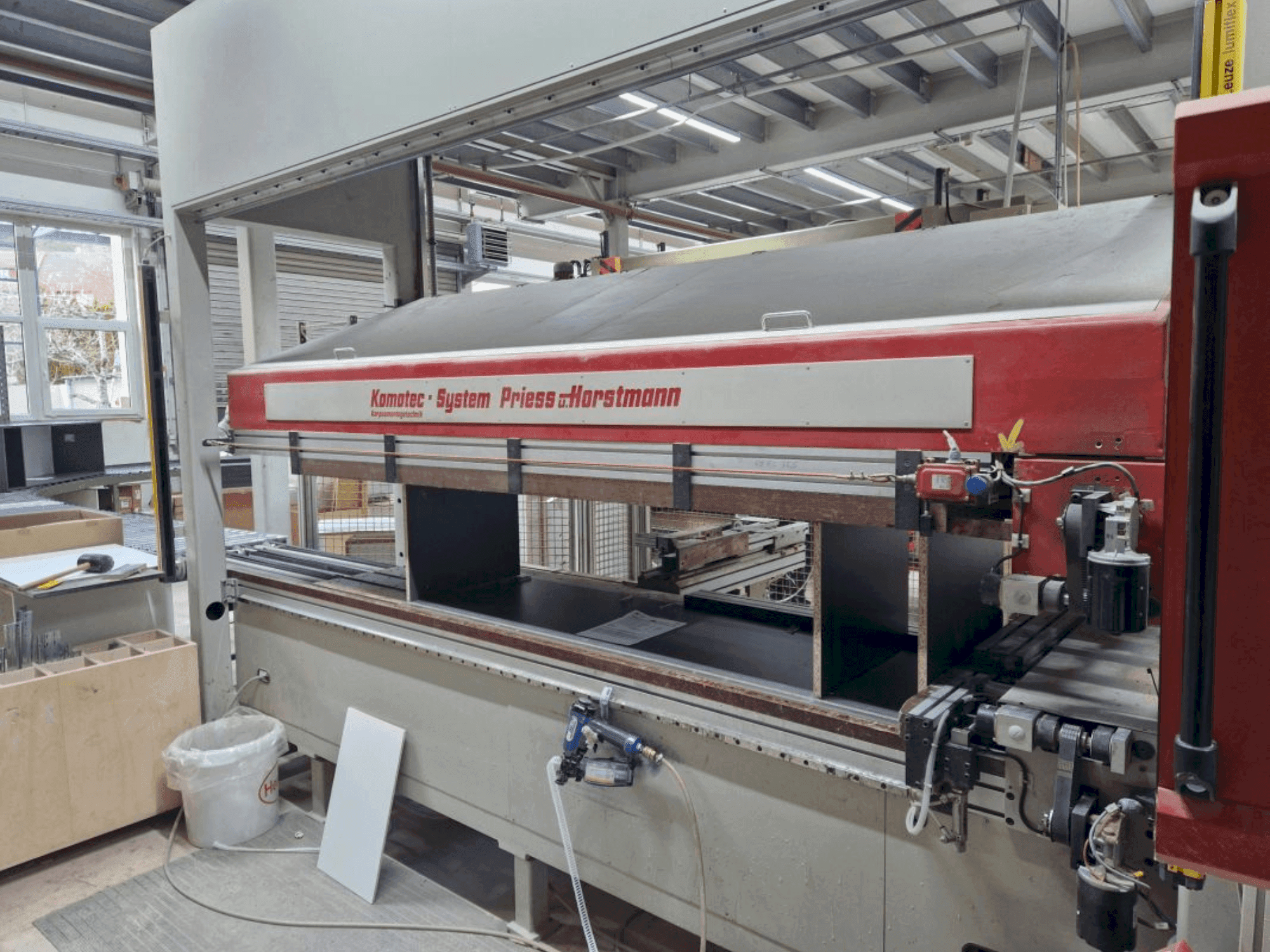 Vue de face de la machine Priess & Horstmann PBA-52M