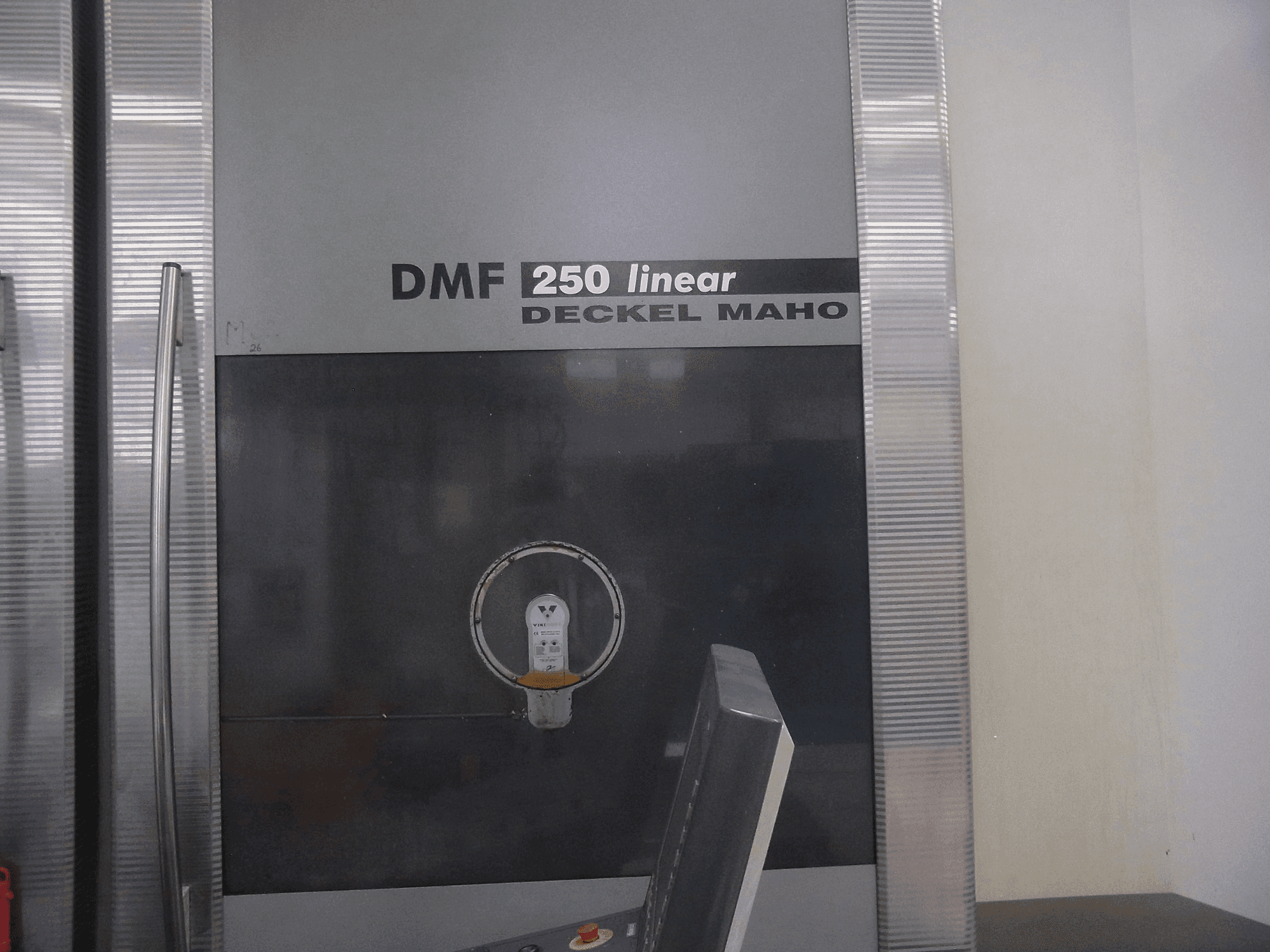 Vue droite de la machine DECKEL MAHO DMF 250 linear