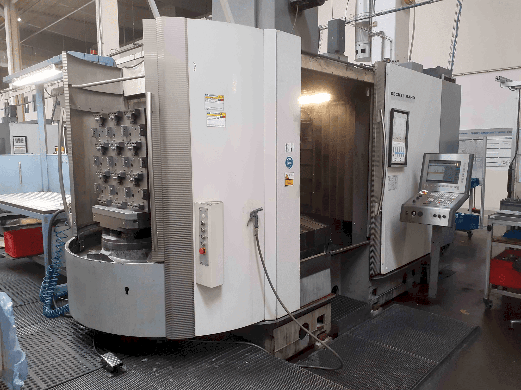 Vue de face de la machine DECKEL MAHO DMC 80 H