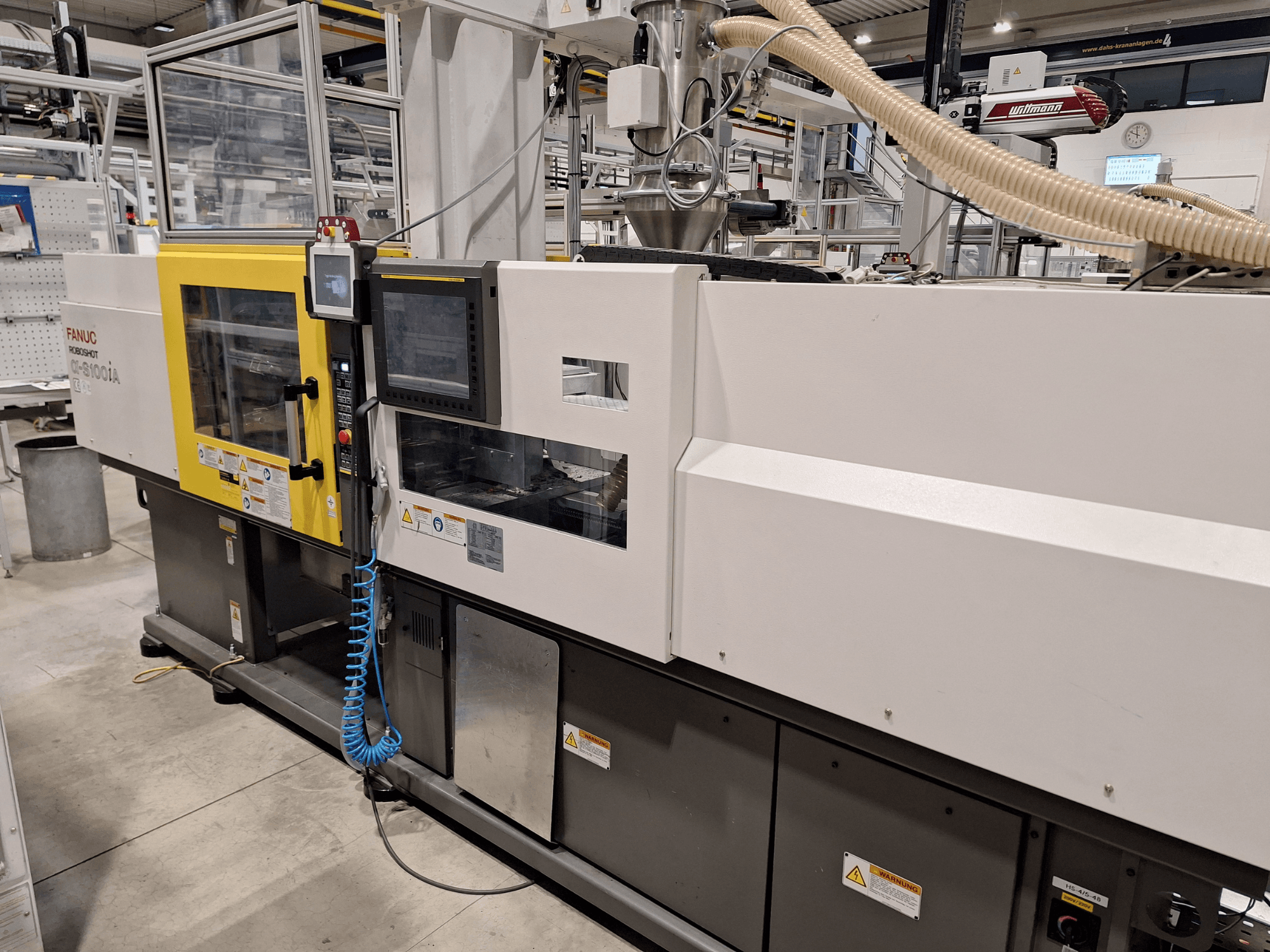 Machine de moulage par injection FANUC Roboshot α-S300iA, vue de face, avec panneau de commande et composants industriels visibles.