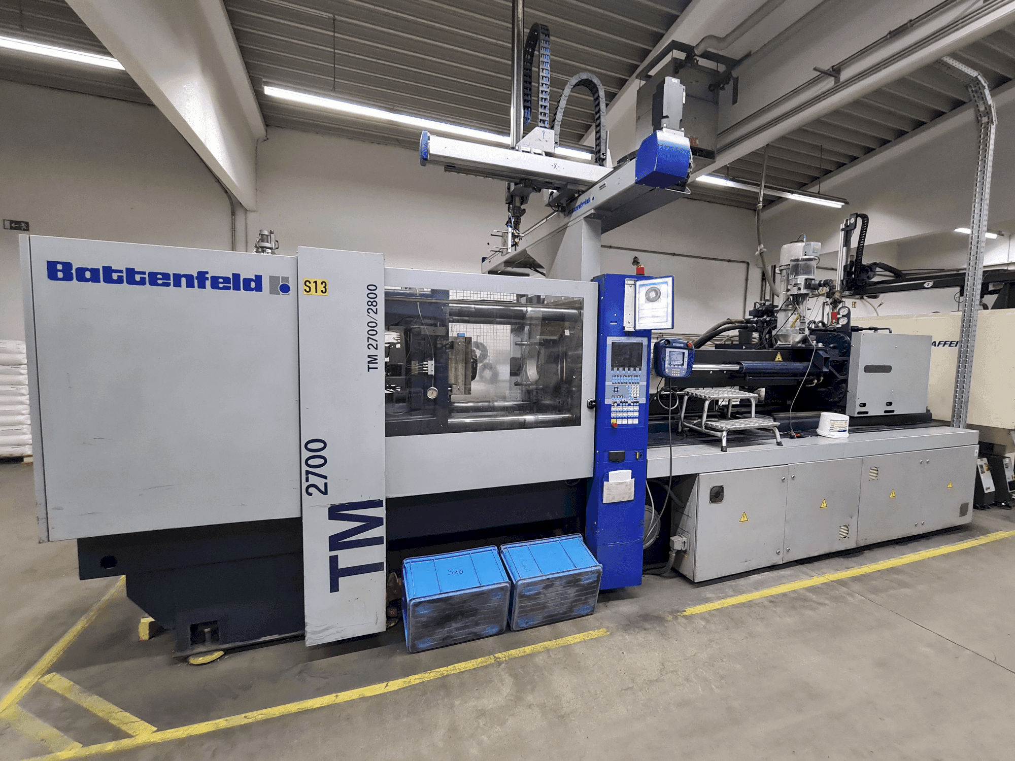 Vue de face de la machine Battenfeld TM 2700/2800