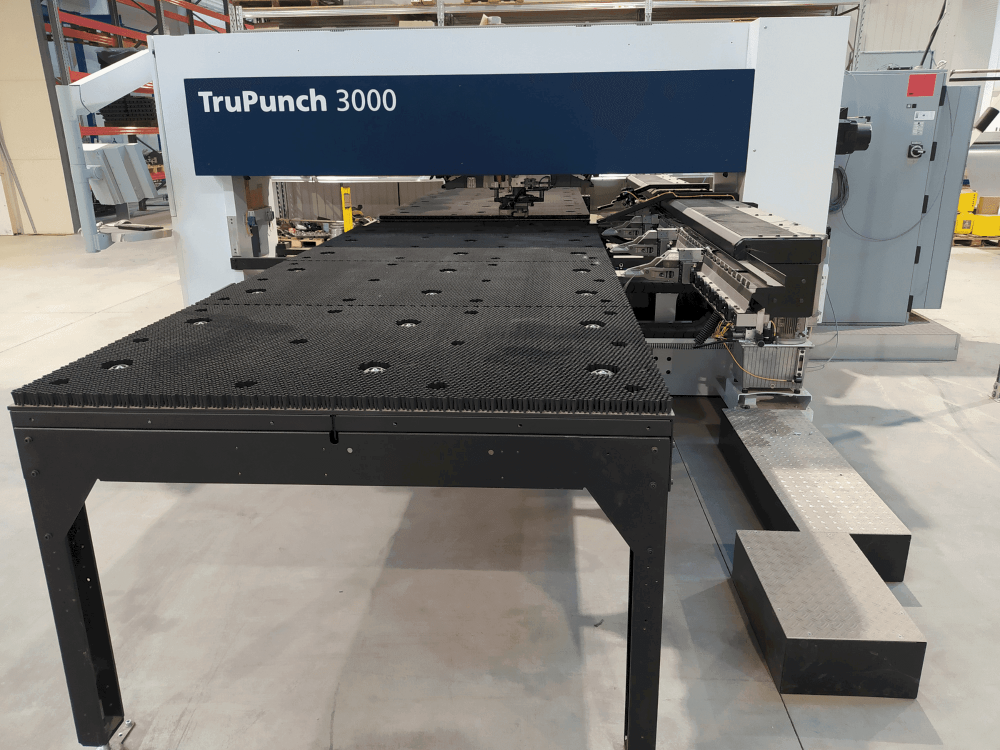 Vue de face de la machine TRUMPF TruPunch 3000