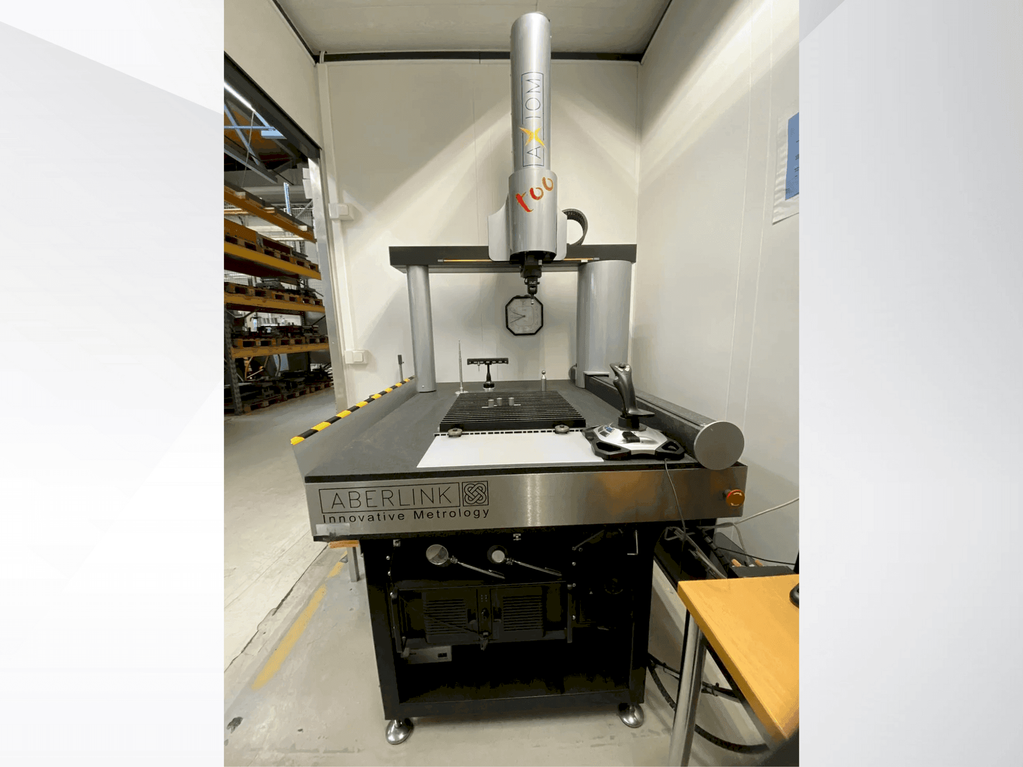 Vue de face de la machine ABERLINK Axiom Too CNC