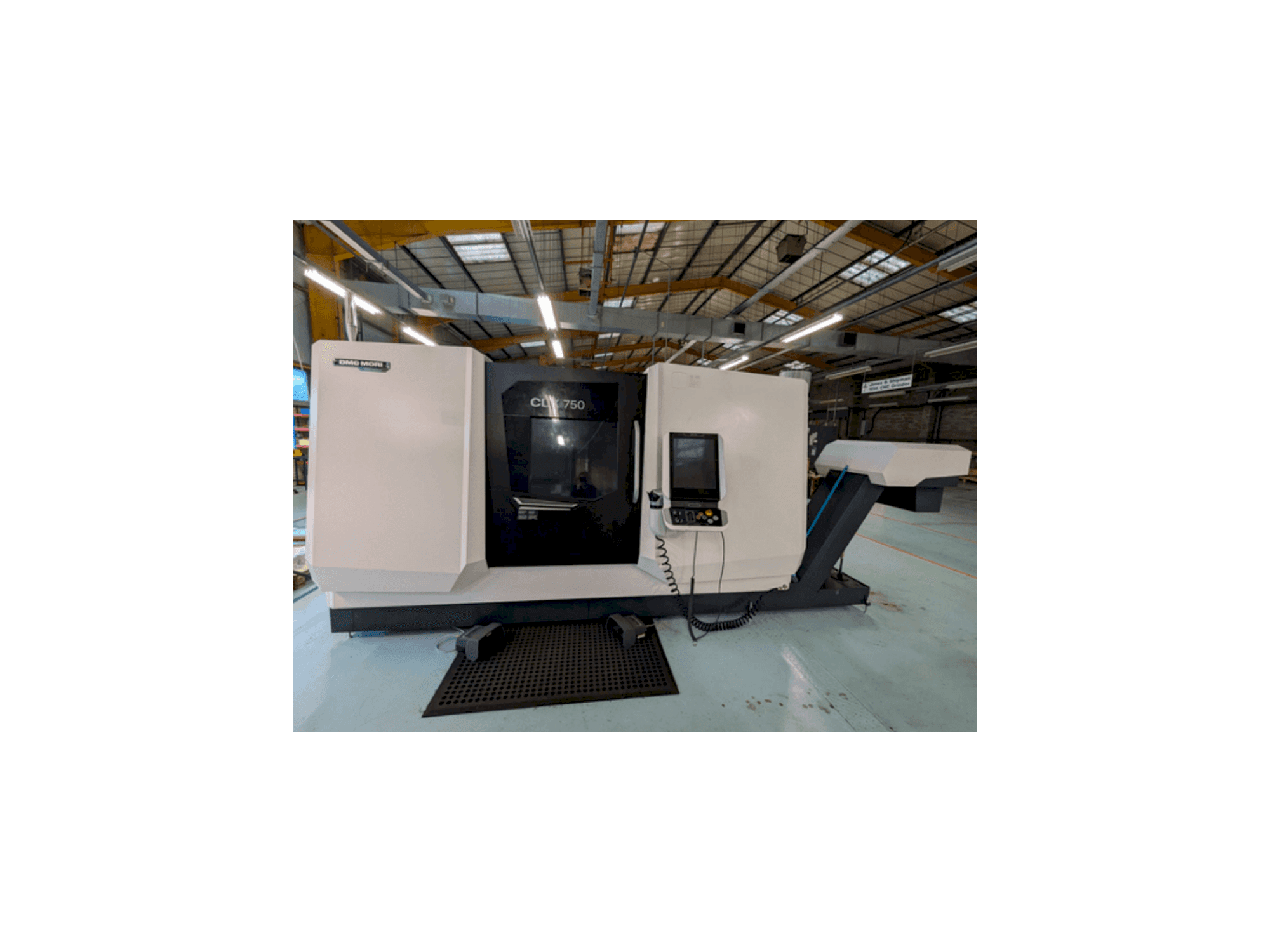 Vue de face de la machine DMG MORI CLX750 V4