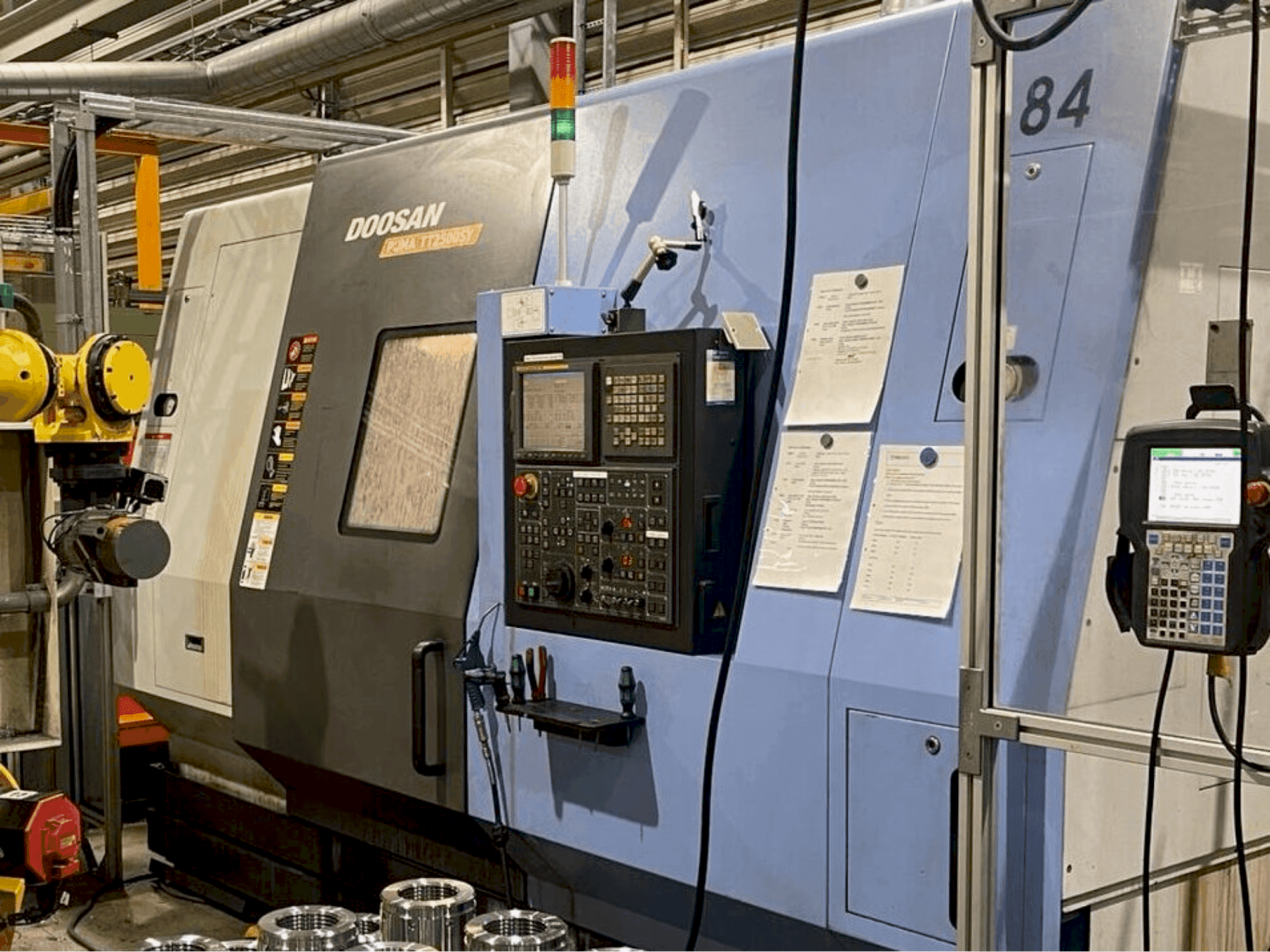 Vue de face de la machine DOOSAN PUMA TT 2500 SY