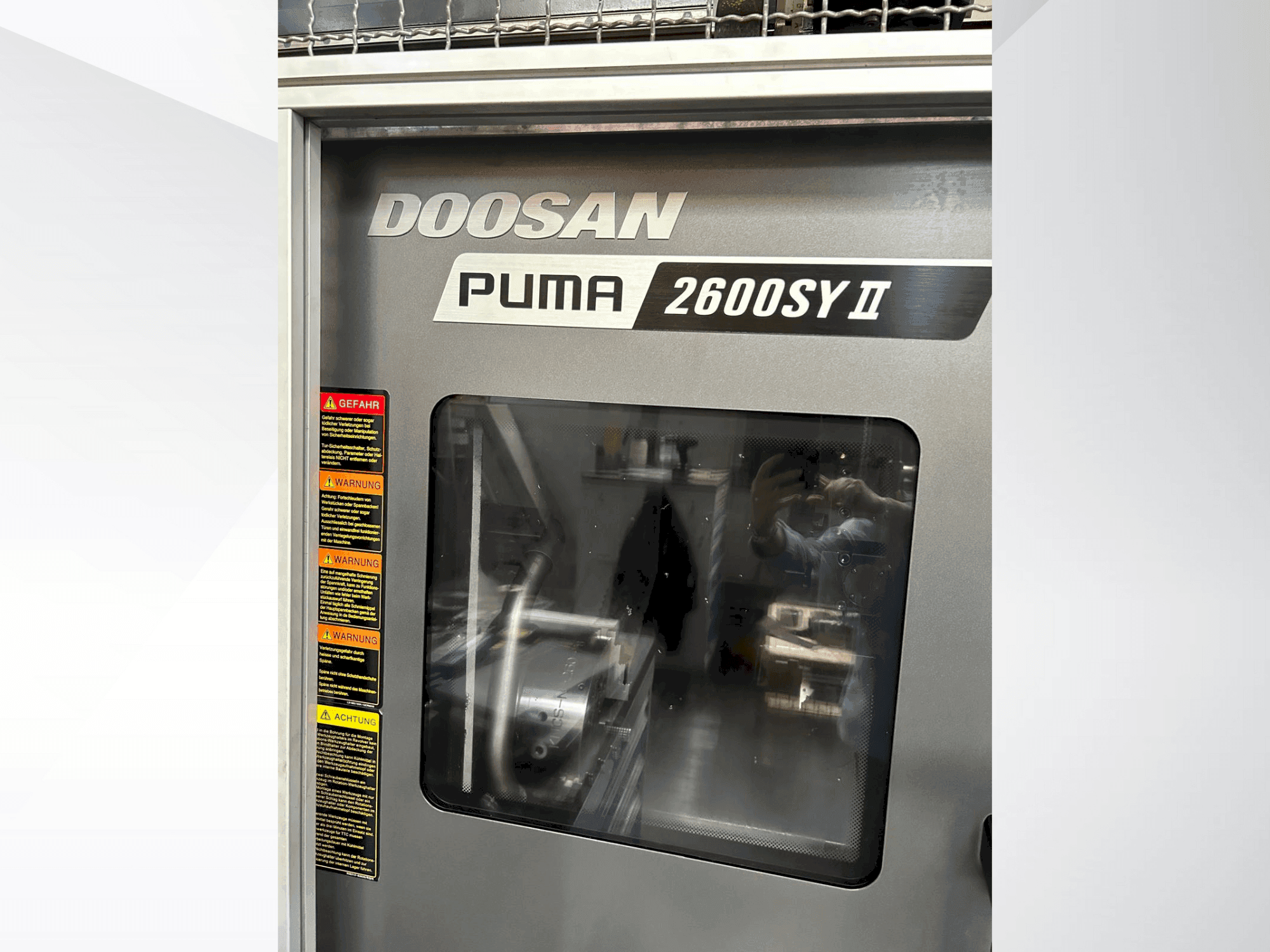 Vue de face de la machine DOOSAN Puma 2600 SY II