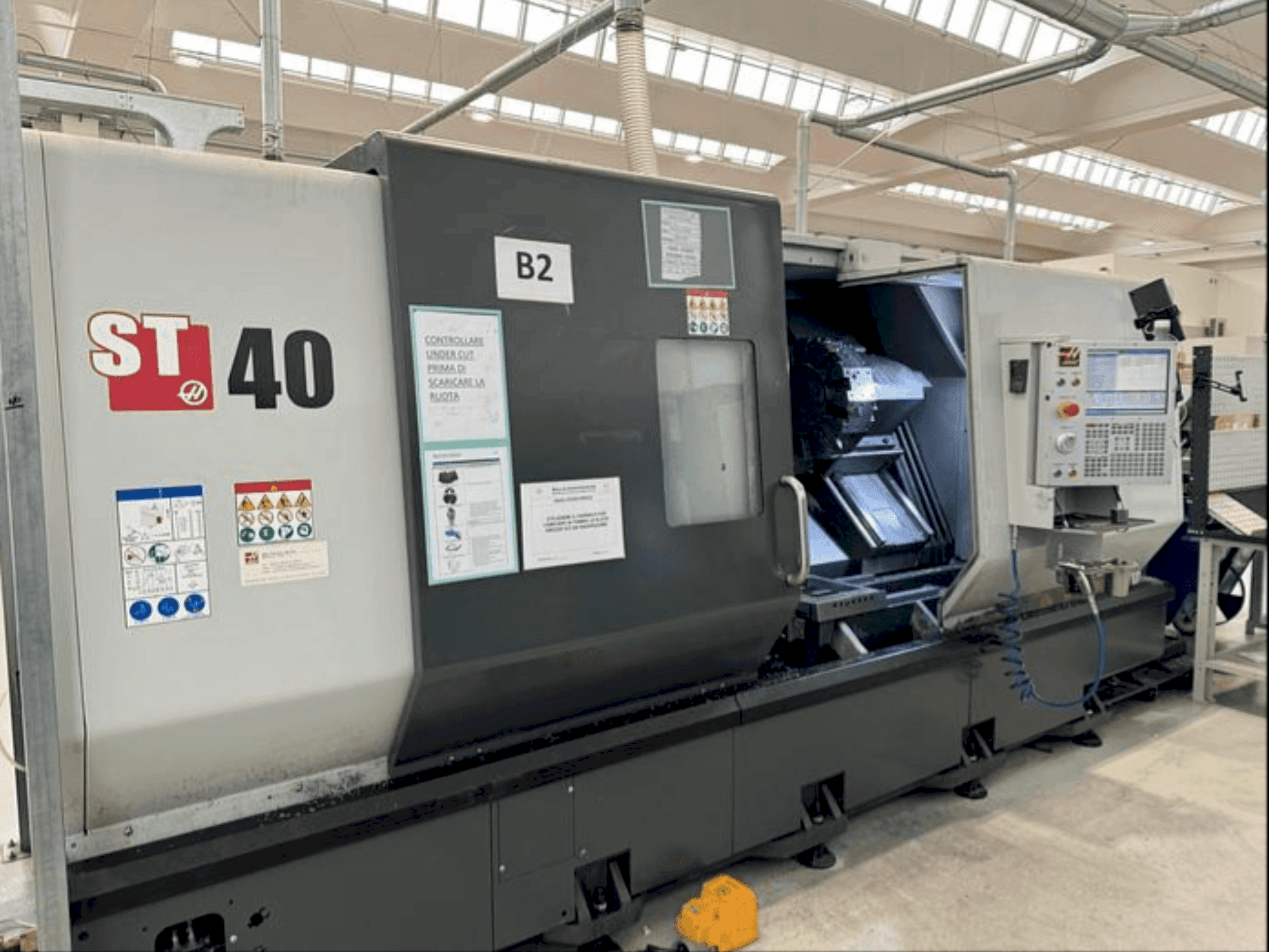 Vue de face de la machine HAAS ST40