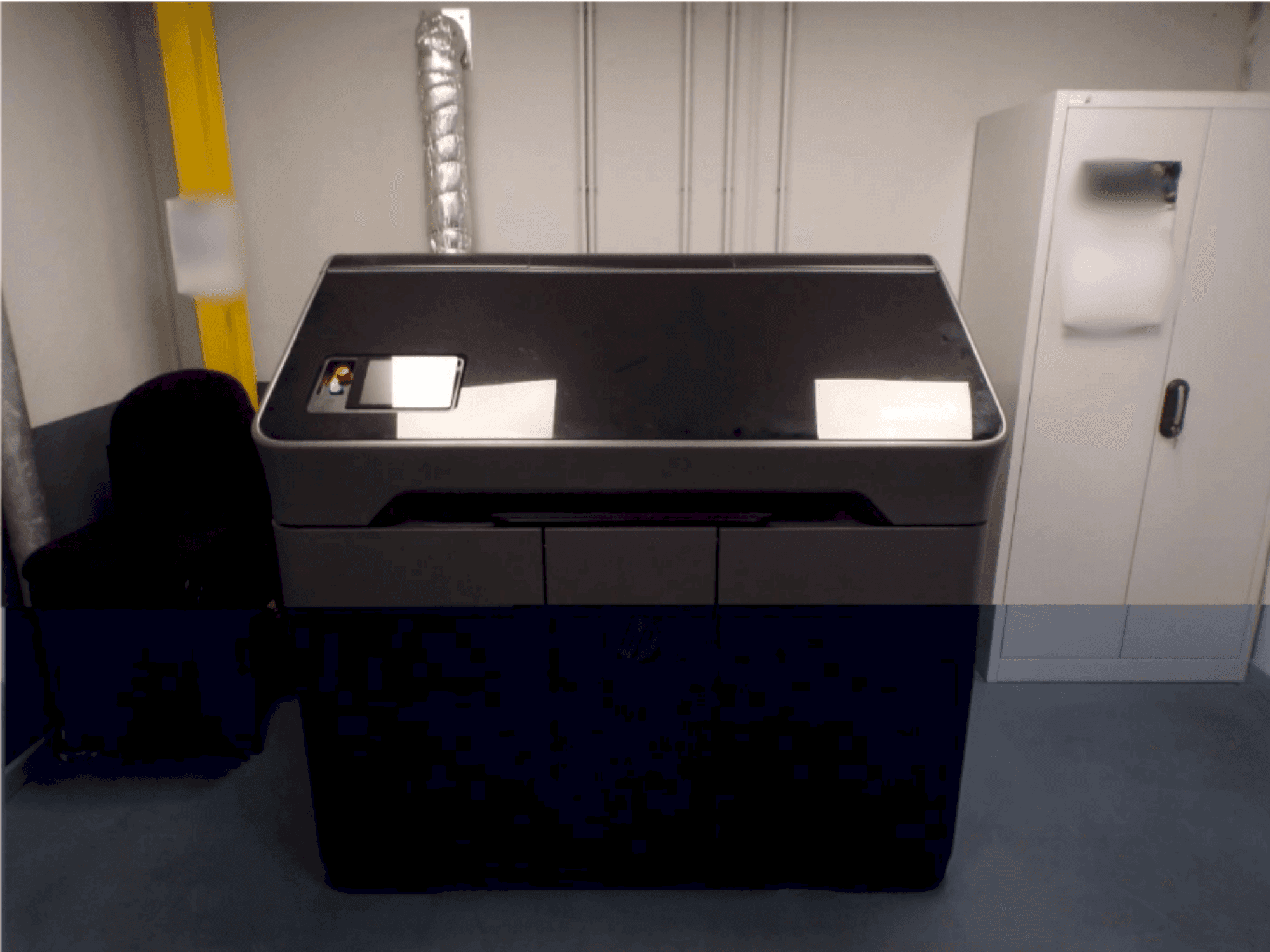 Vue de face de la machine HP Jet Fusion MJF 580 color