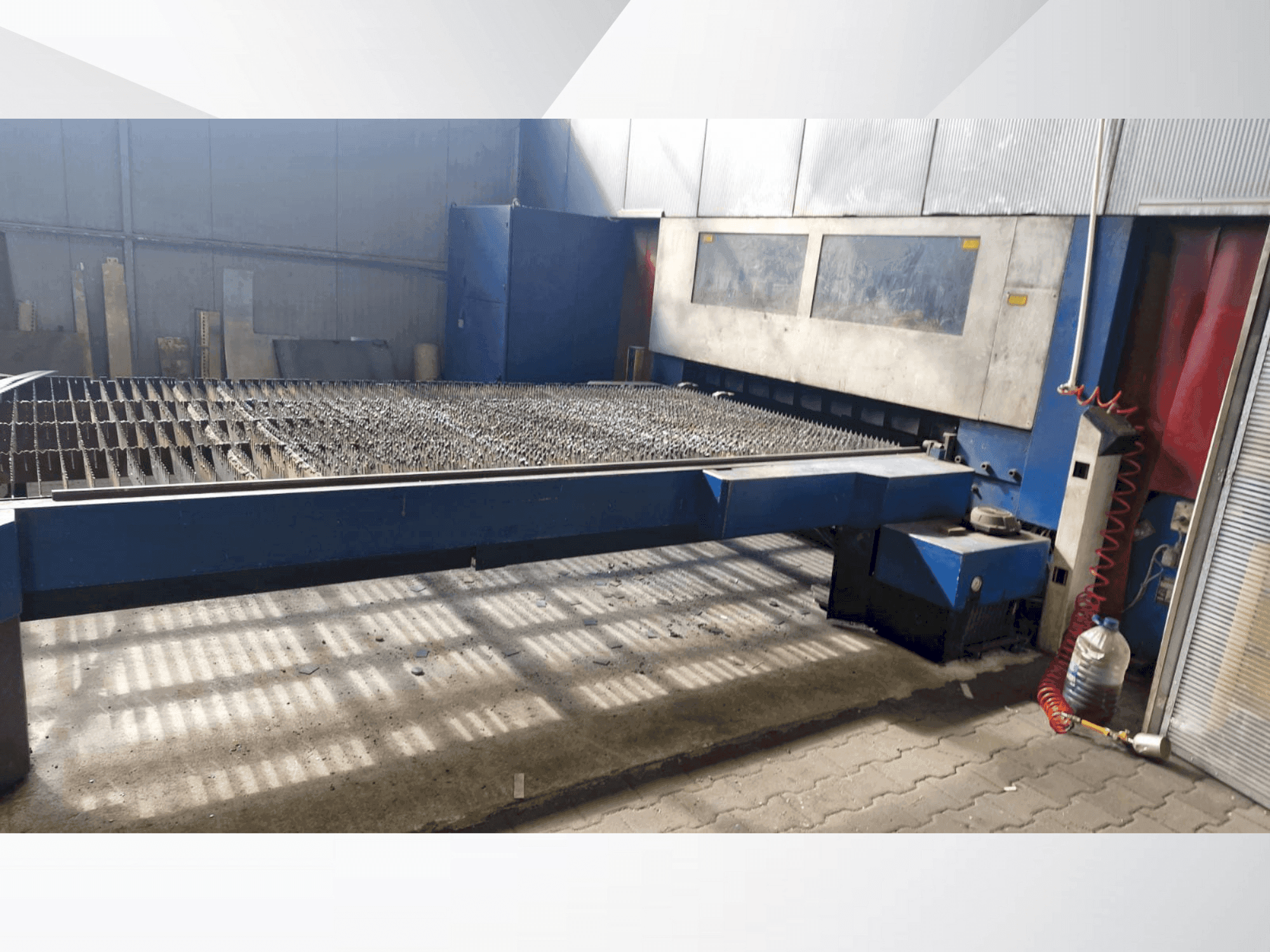 Vue de face de la machine TRUMPF TRUMATIC L 4030
