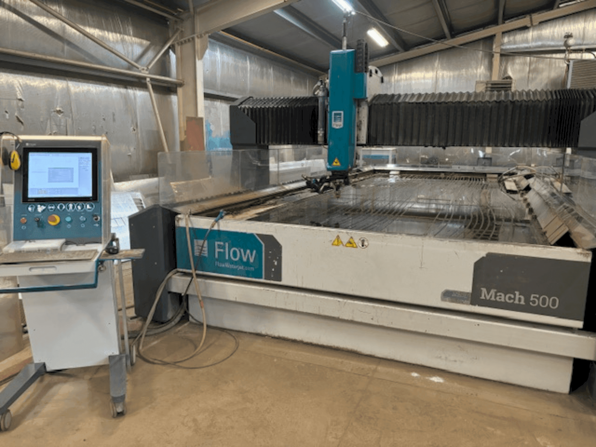 Vue de face de la machine Flow Mach M500-2060