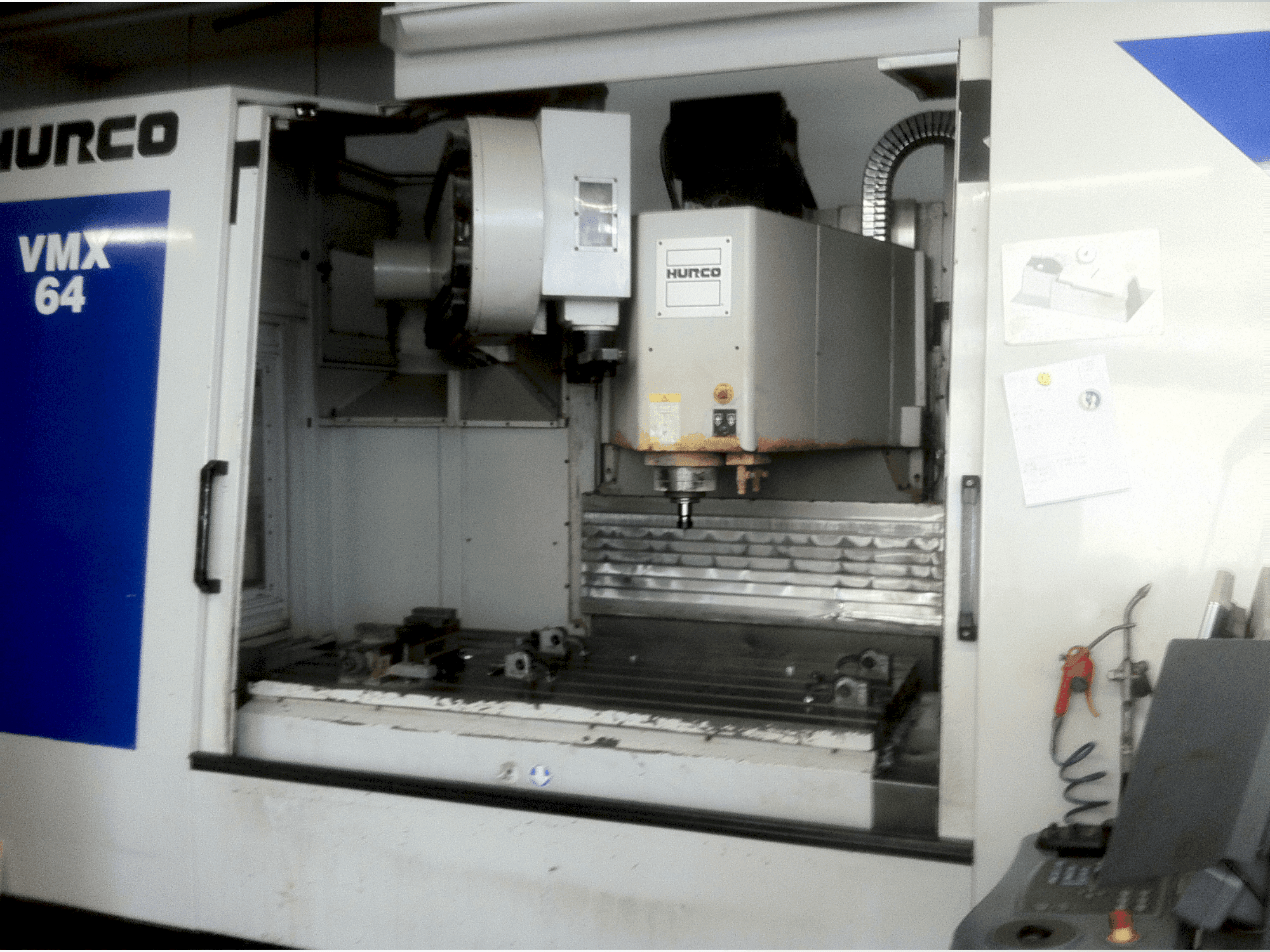 Vue de face de la machine Hurco VMX 64/50T