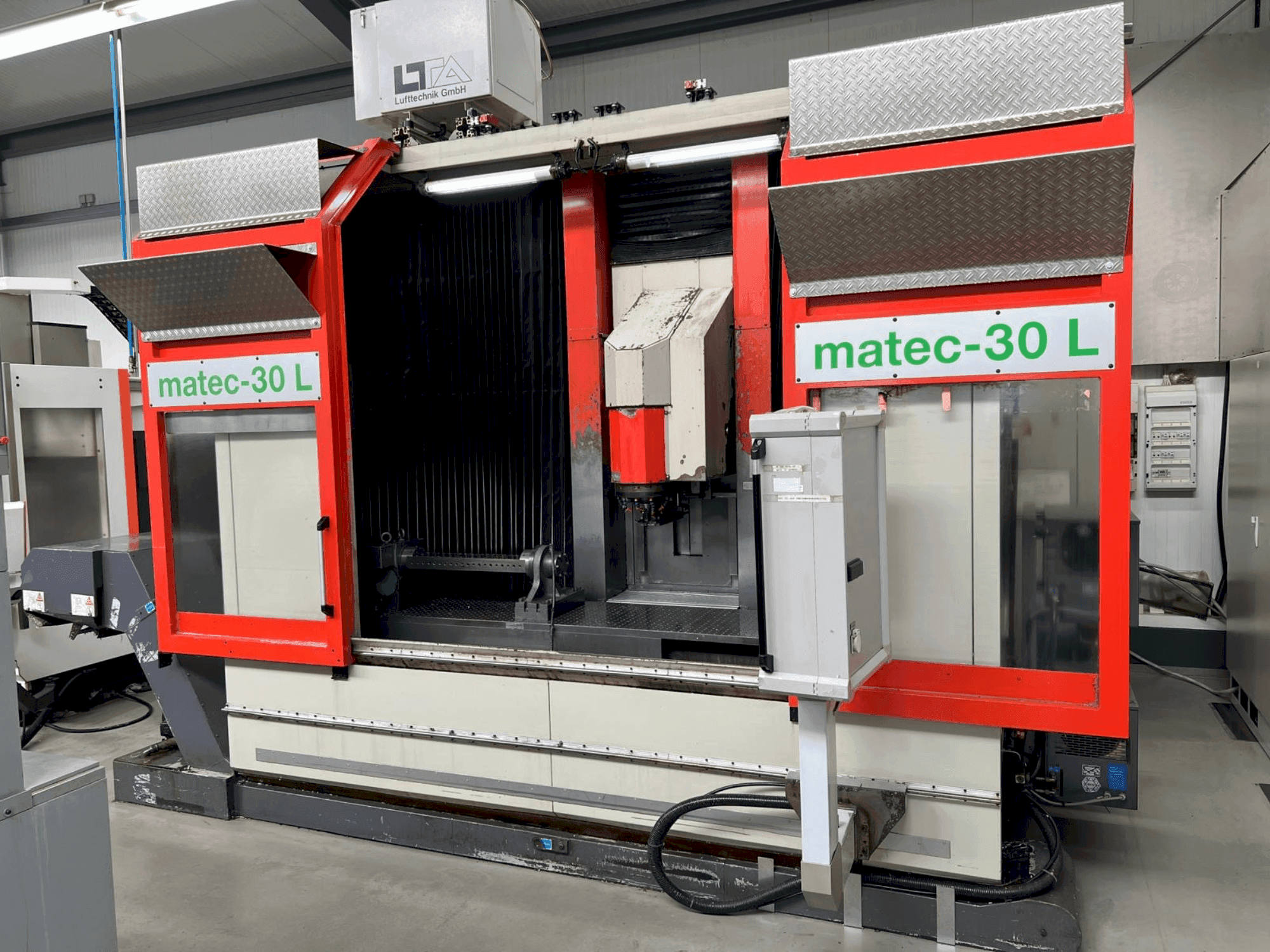 Vue de face de la machine Matec 30 L