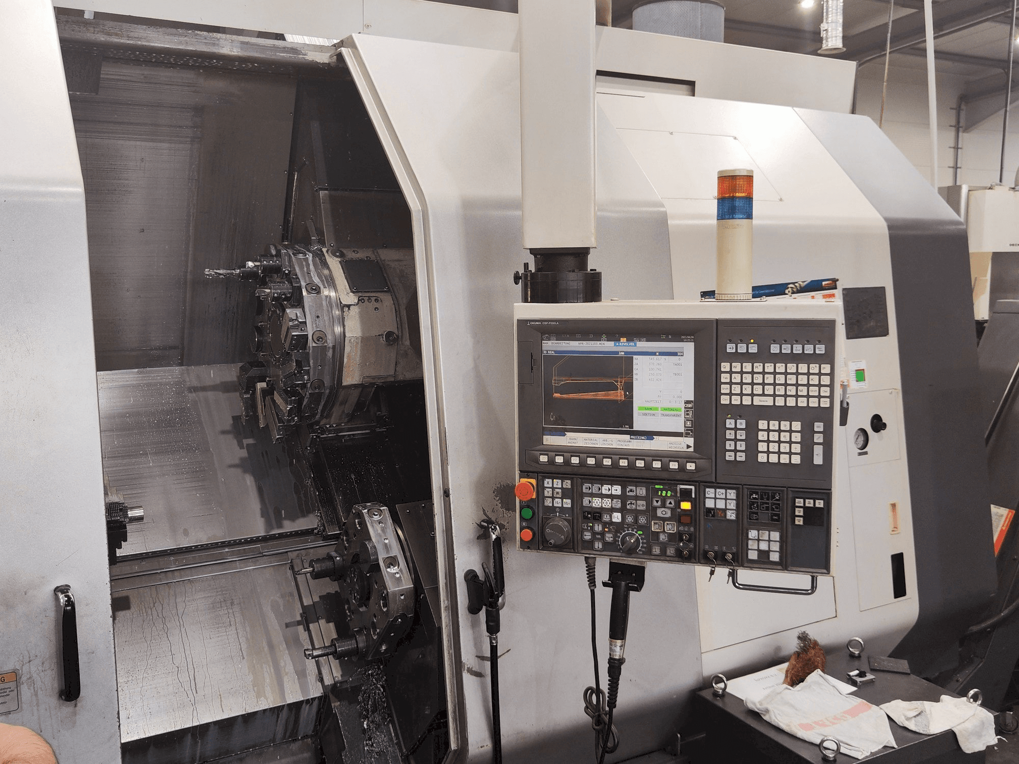 Vue de face de la machine Okuma LU 300 MY