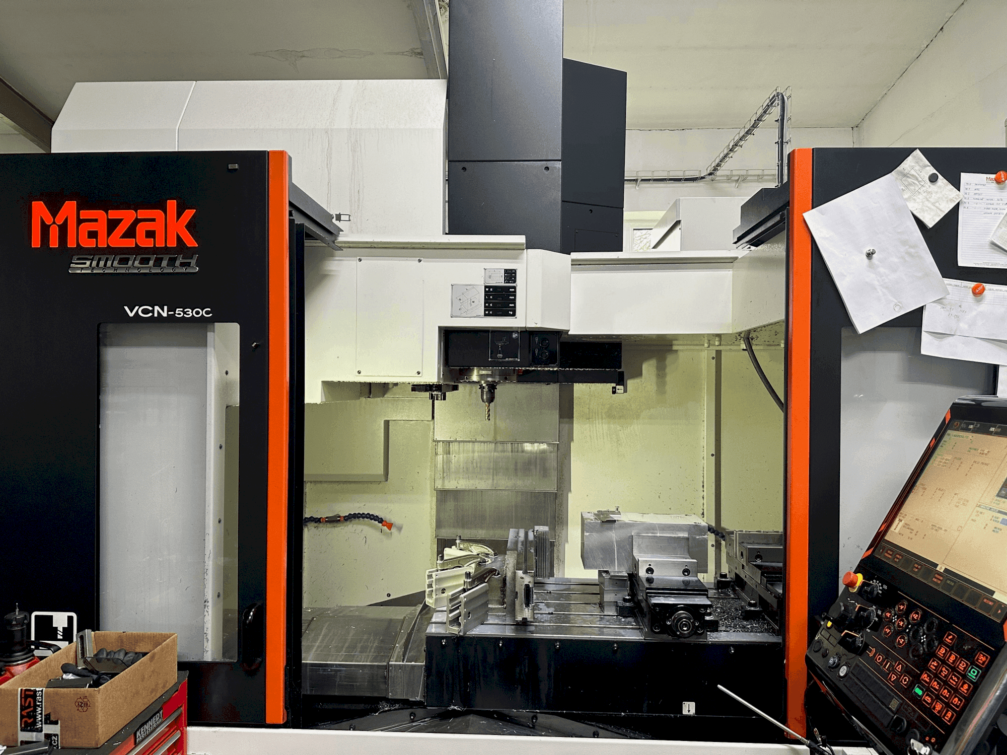 Vue de face de la machine Mazak VCN-530C