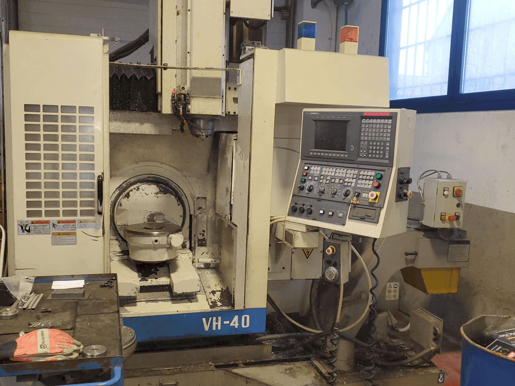 Vue de face de la machine Okuma VH-40