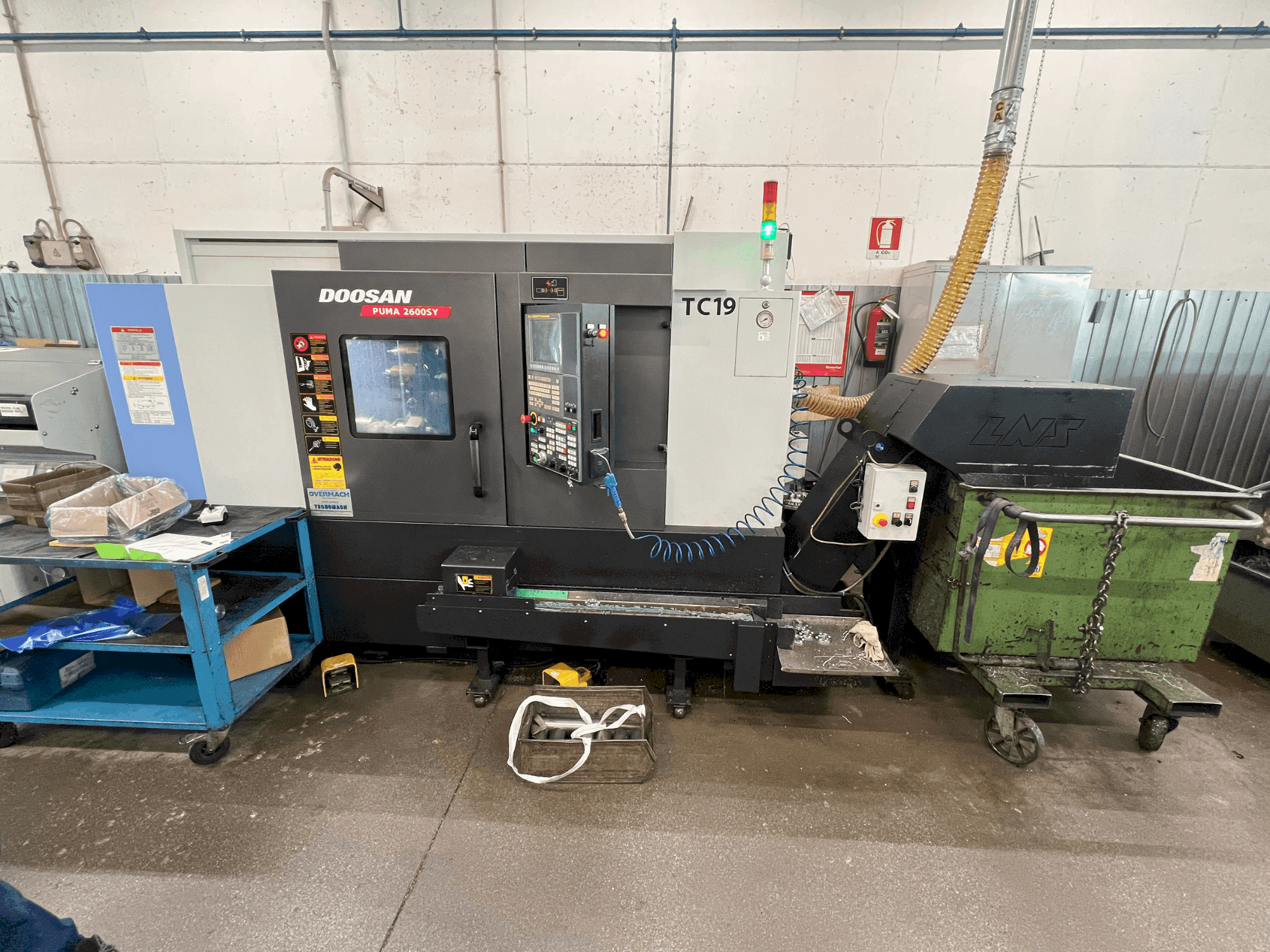 Vue de face de la machine DOOSAN 2600 SY